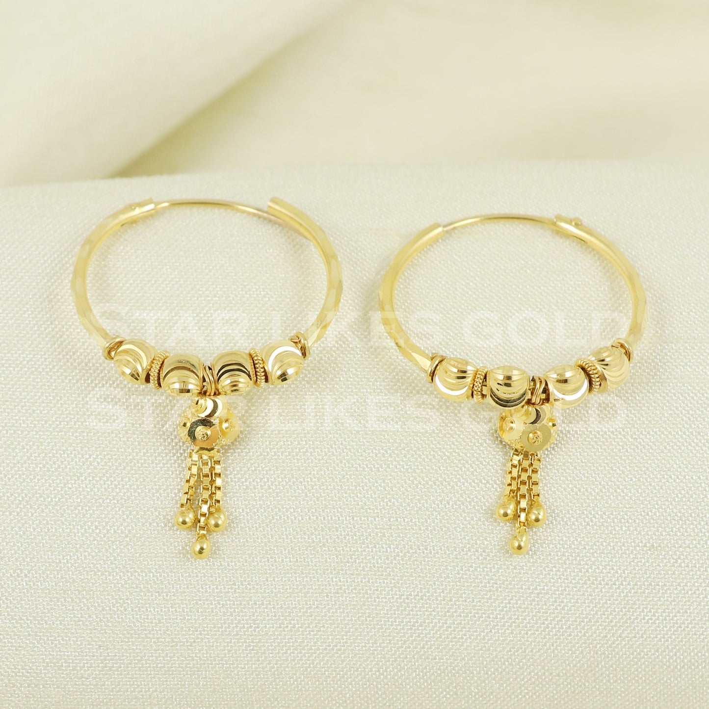 18 karat 18k gold bali hoop earrings B1099