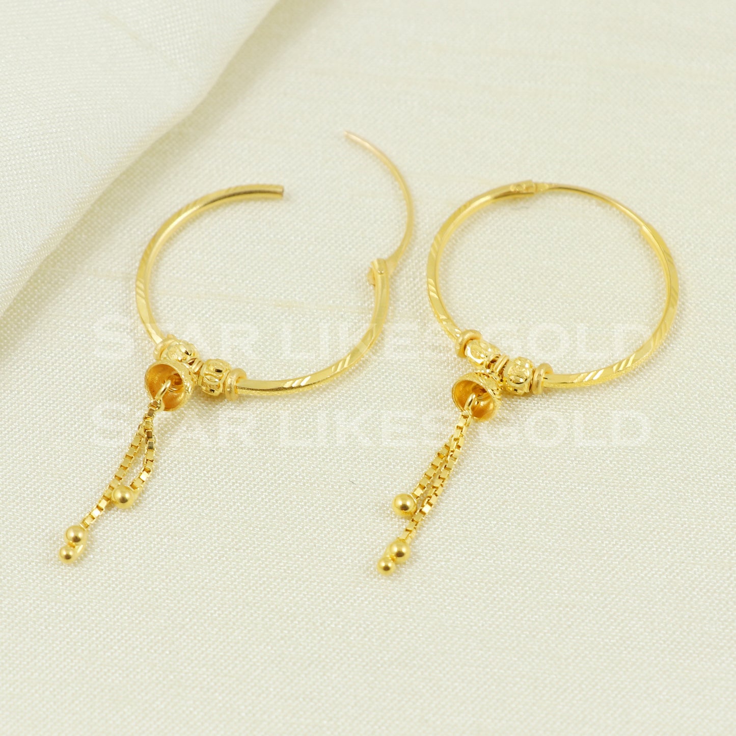 18 karat 18k gold bali hoop earrings B1100