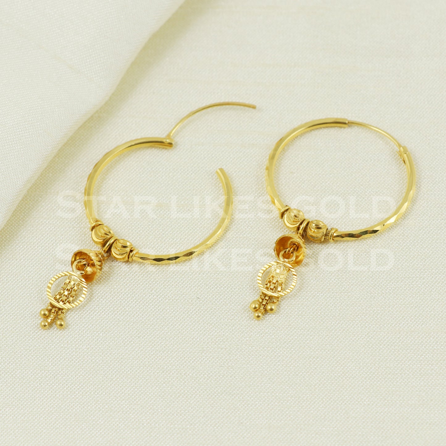 18 karat 18k gold bali hoop earrings B1101
