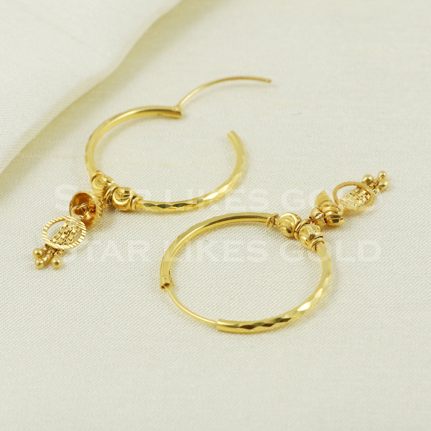 18 karat 18k gold bali hoop earrings B1101