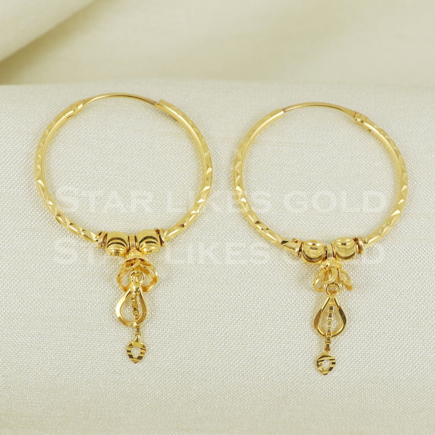 18 karat 18k gold bali hoop earrings B1102