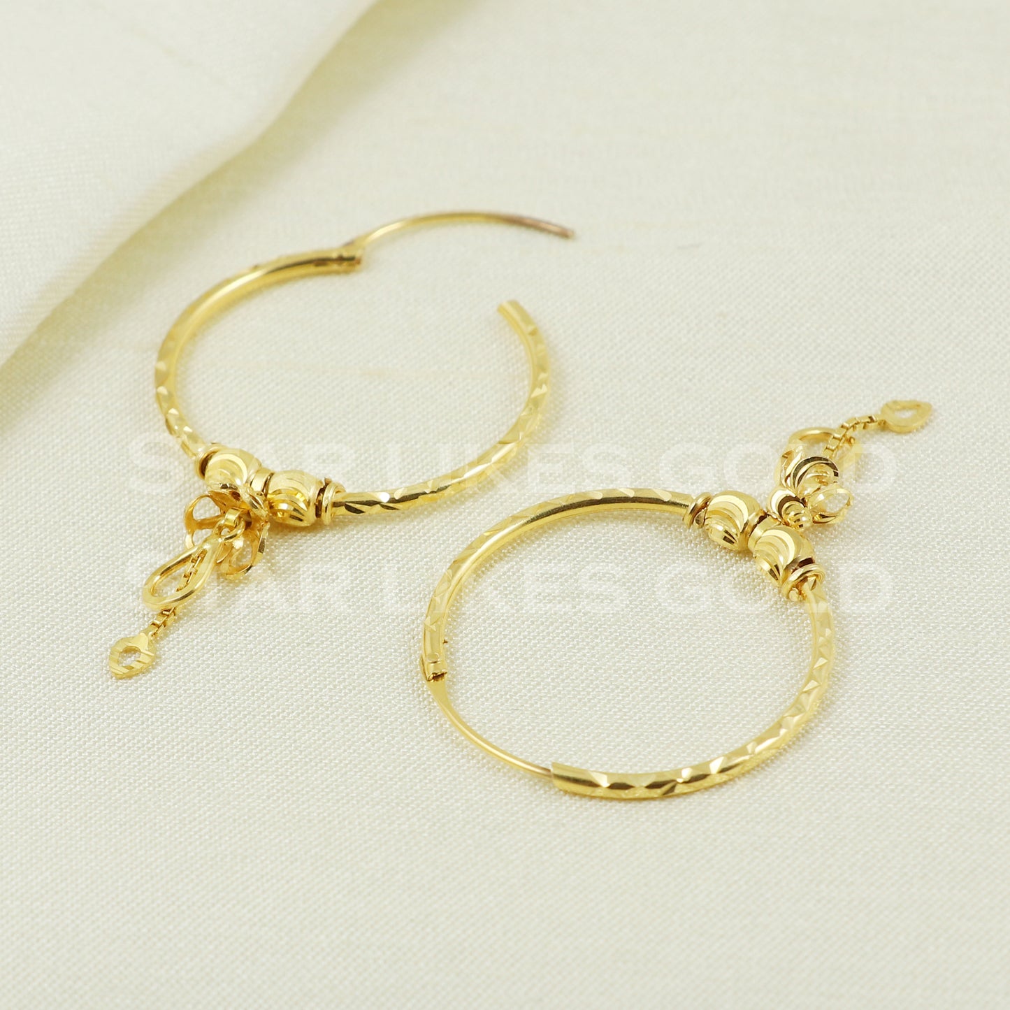 18 karat 18k gold bali hoop earrings B1102