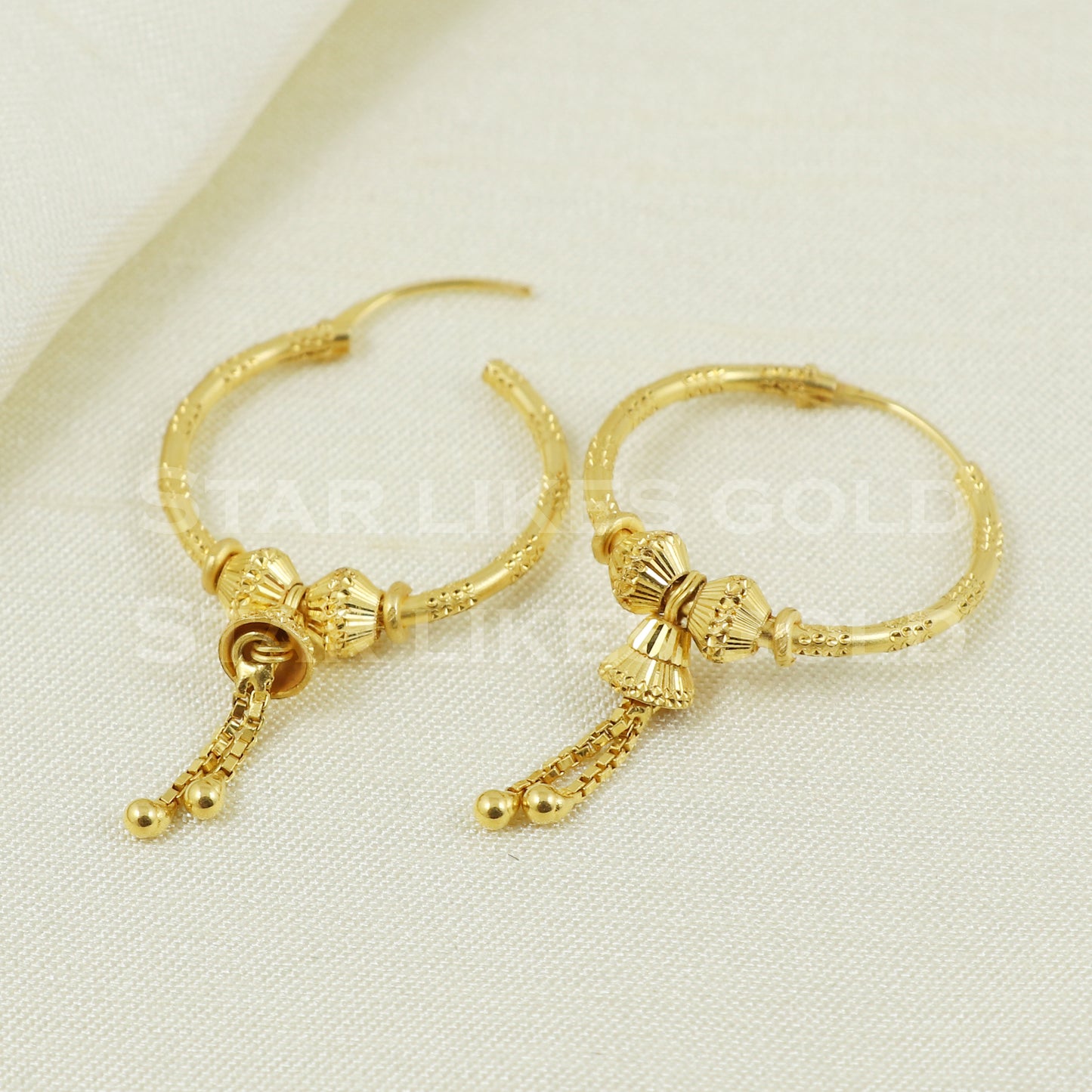 18 karat 18k gold bali hoop earrings B1103