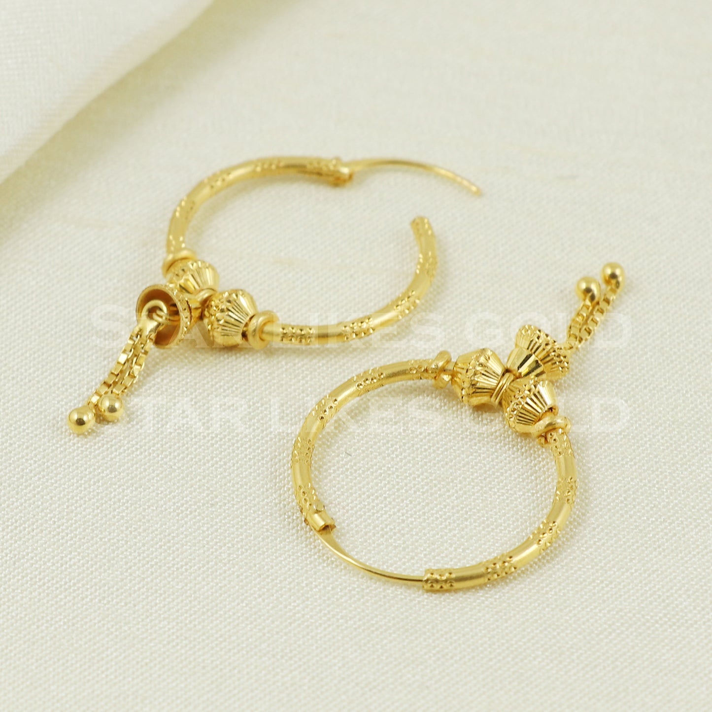 18 karat 18k gold bali hoop earrings B1103