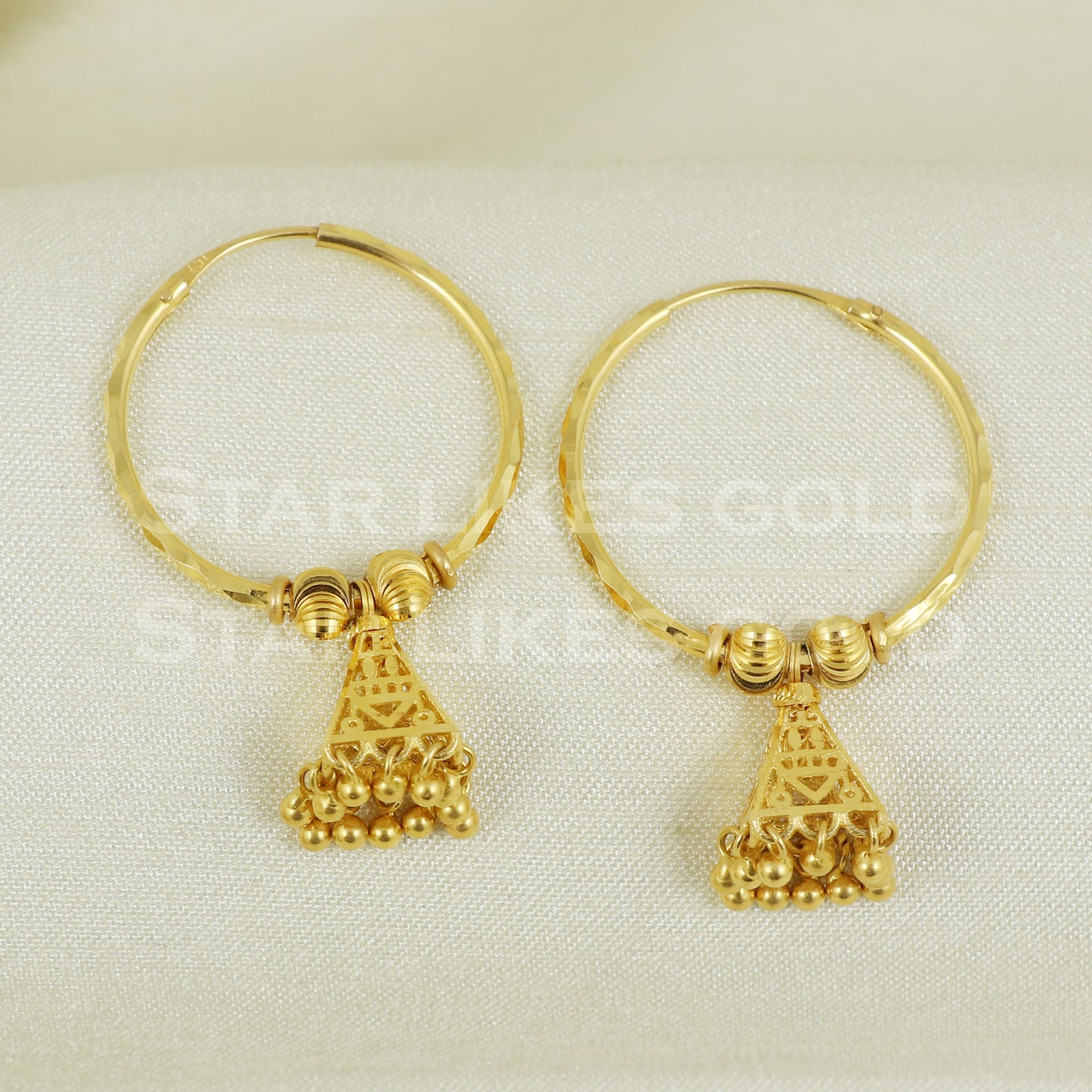 18 karat 18k gold bali hoop earrings B1104