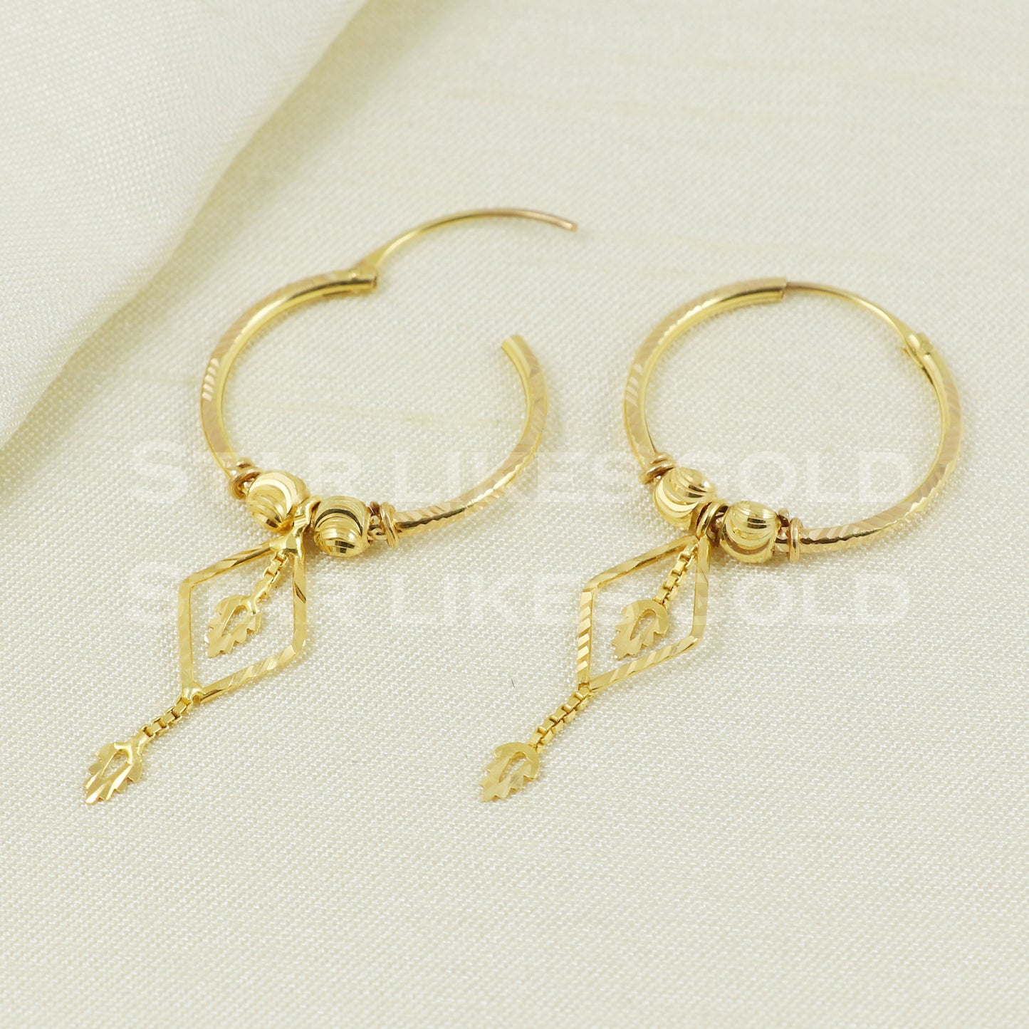 18 karat 18k gold bali hoop earrings B1105