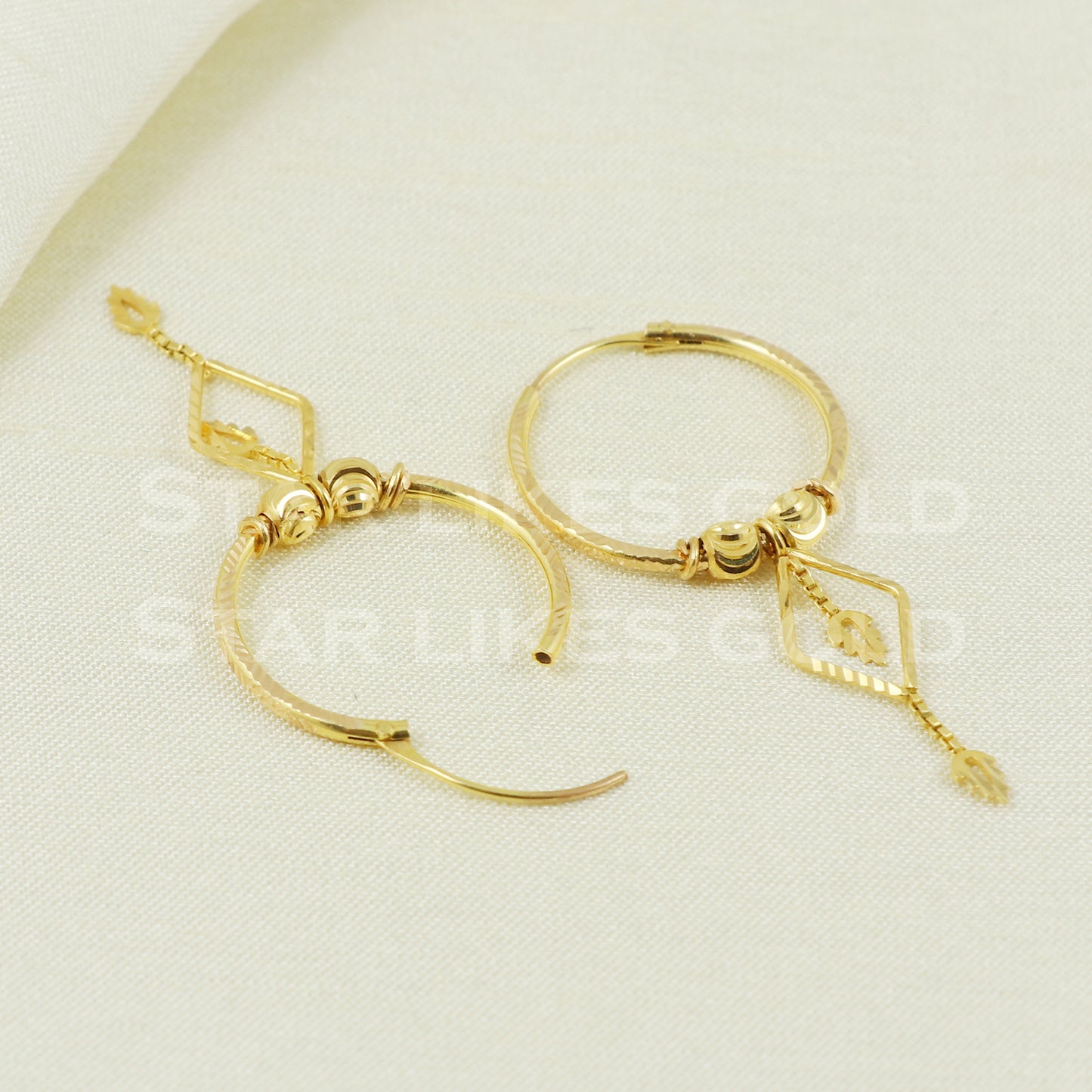 18 karat 18k gold bali hoop earrings B1105
