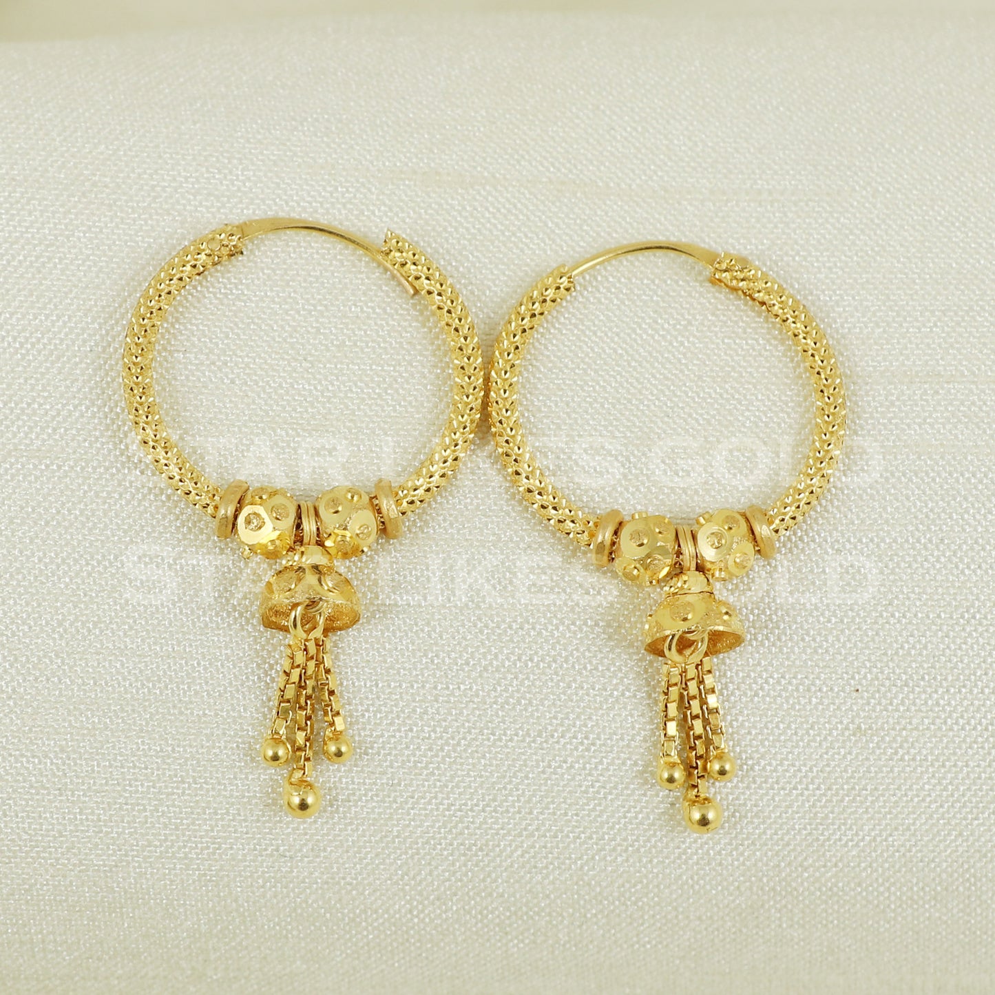 18 karat 18k gold bali hoop earrings B1106