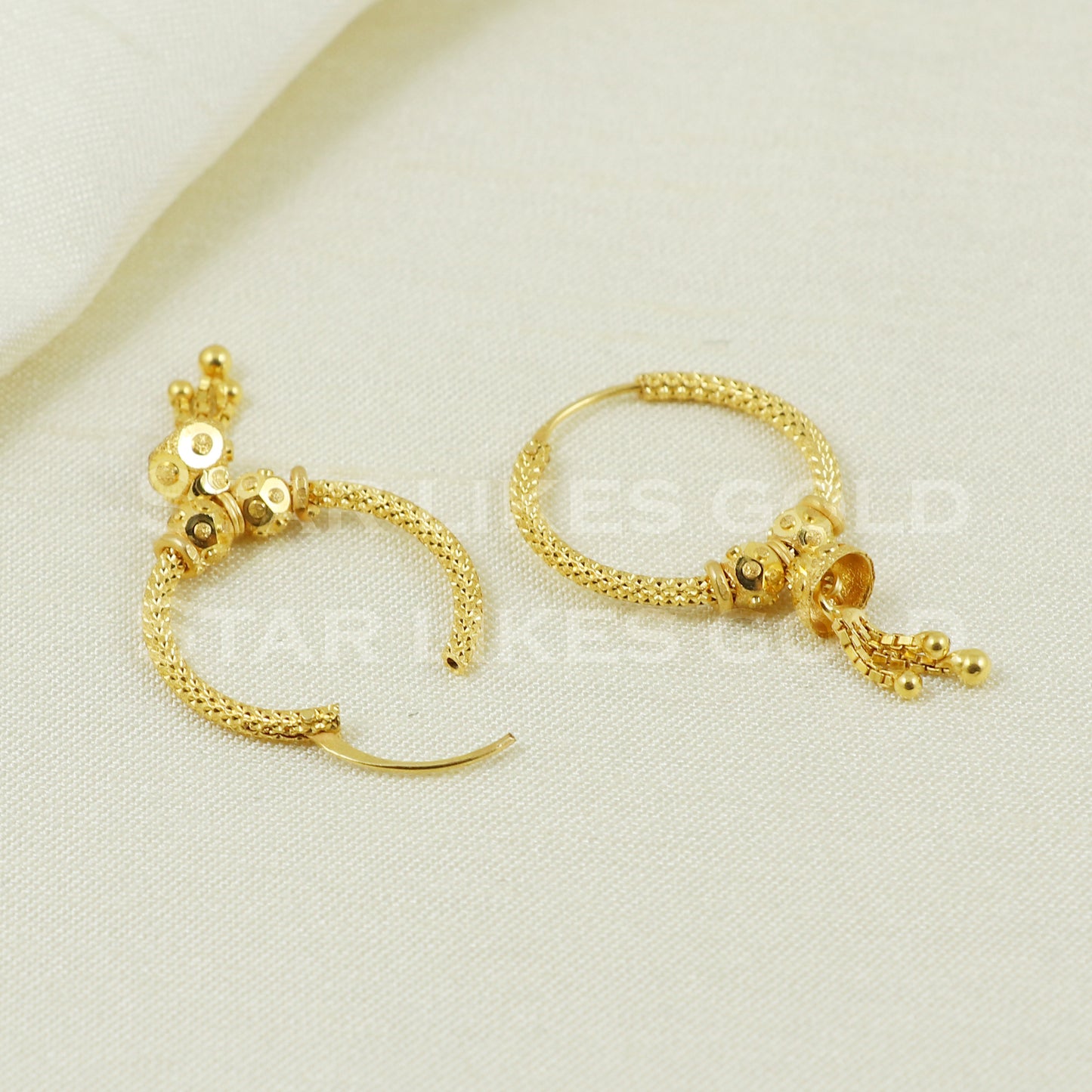 18 karat 18k gold bali hoop earrings B1106