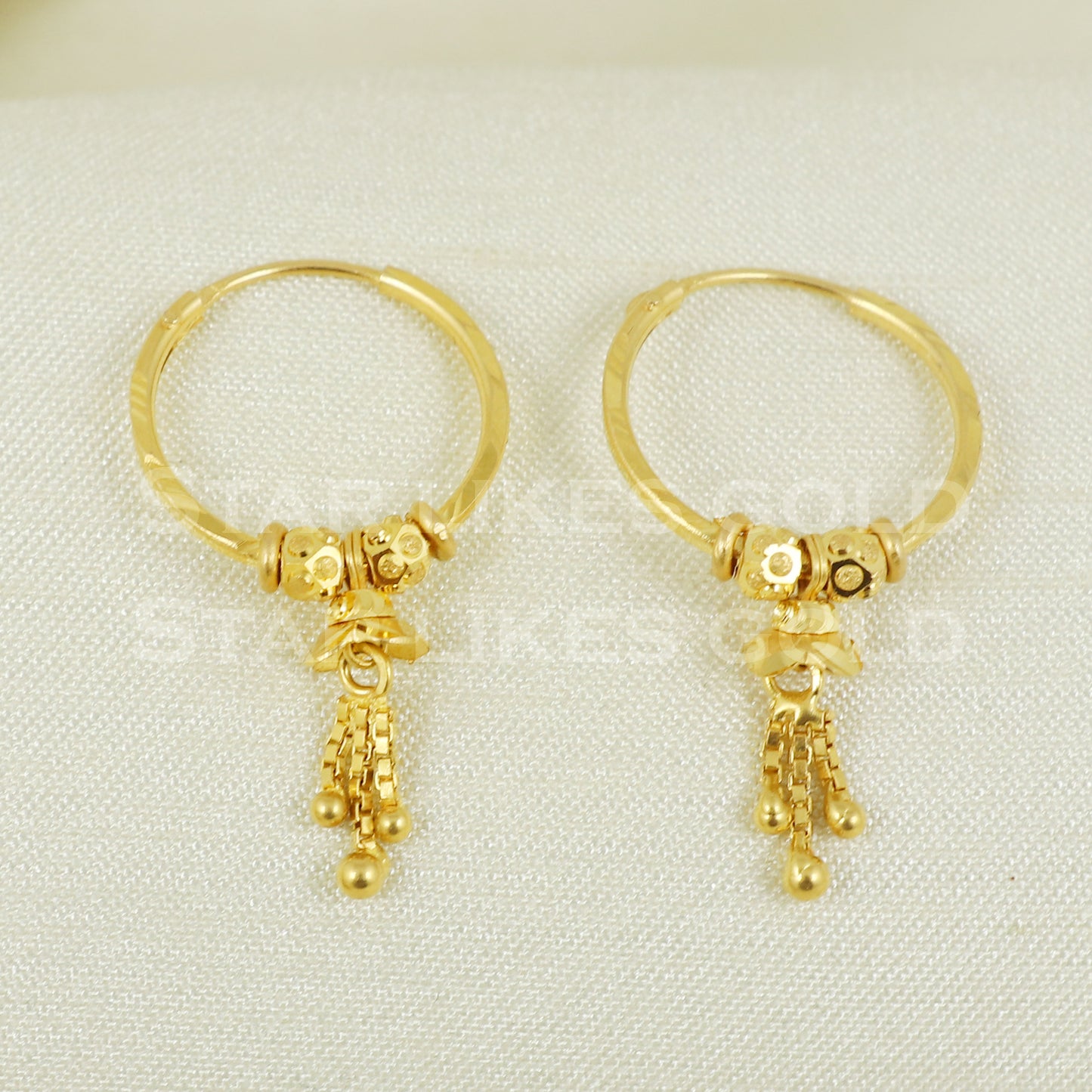 18 karat 18k gold bali hoop earrings B1108