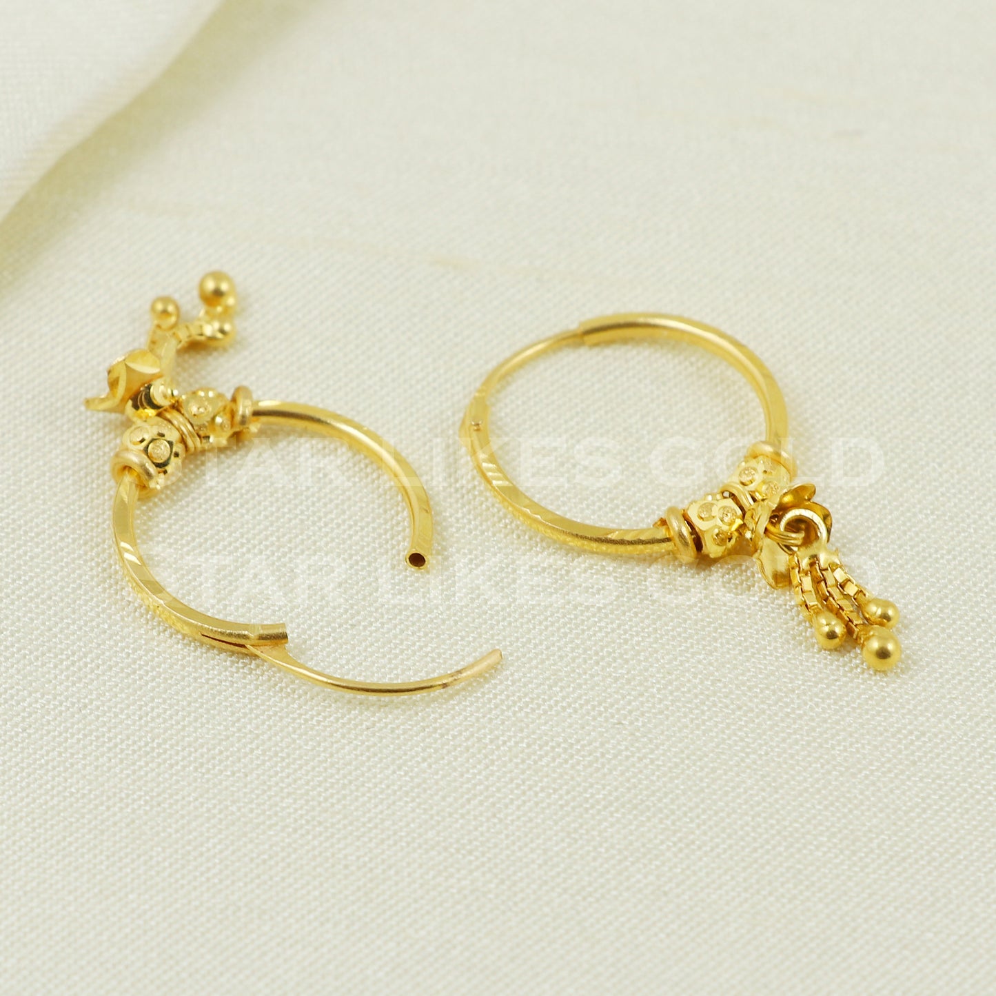 18 karat 18k gold bali hoop earrings B1108