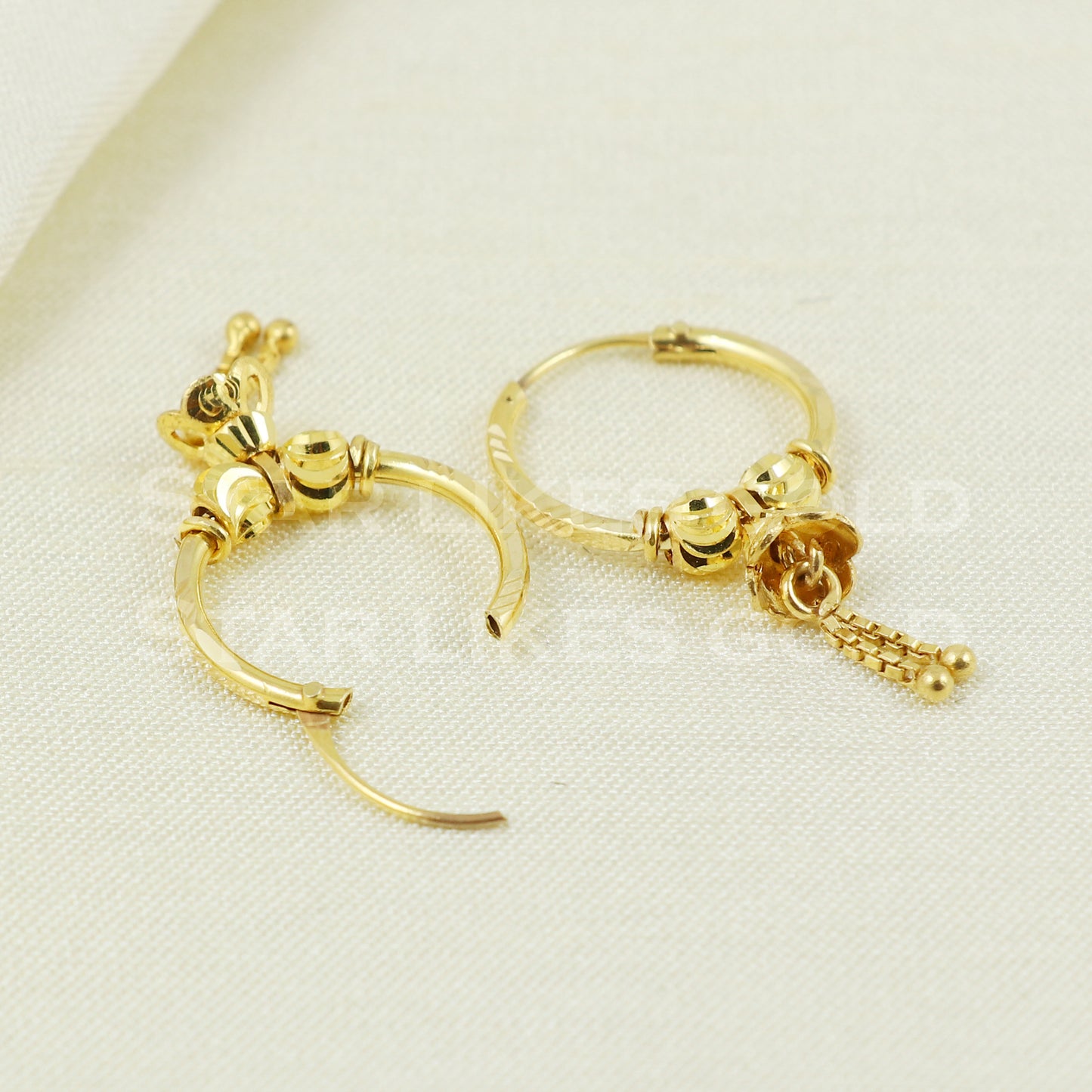 18 karat 18k gold bali hoop earrings B1109
