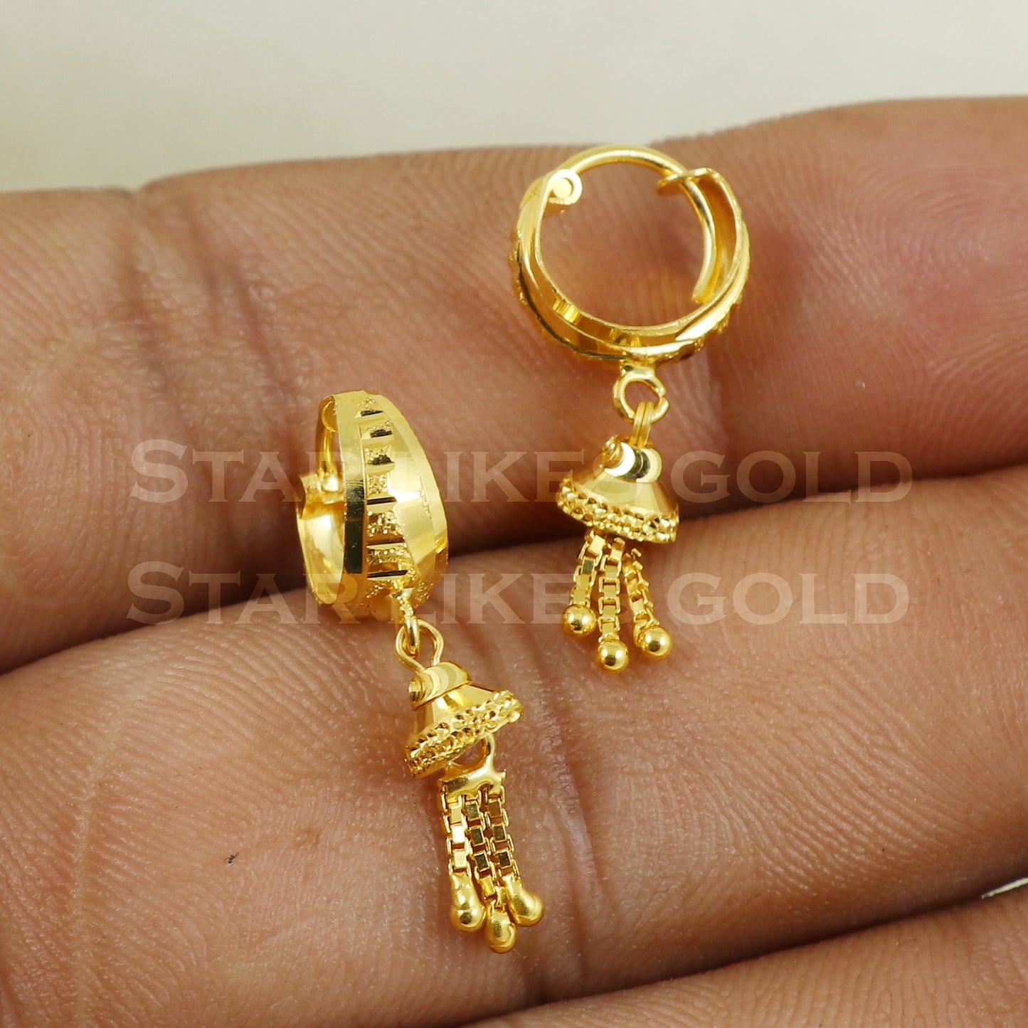 18 karat 18k gold bali hoop earrings B1112