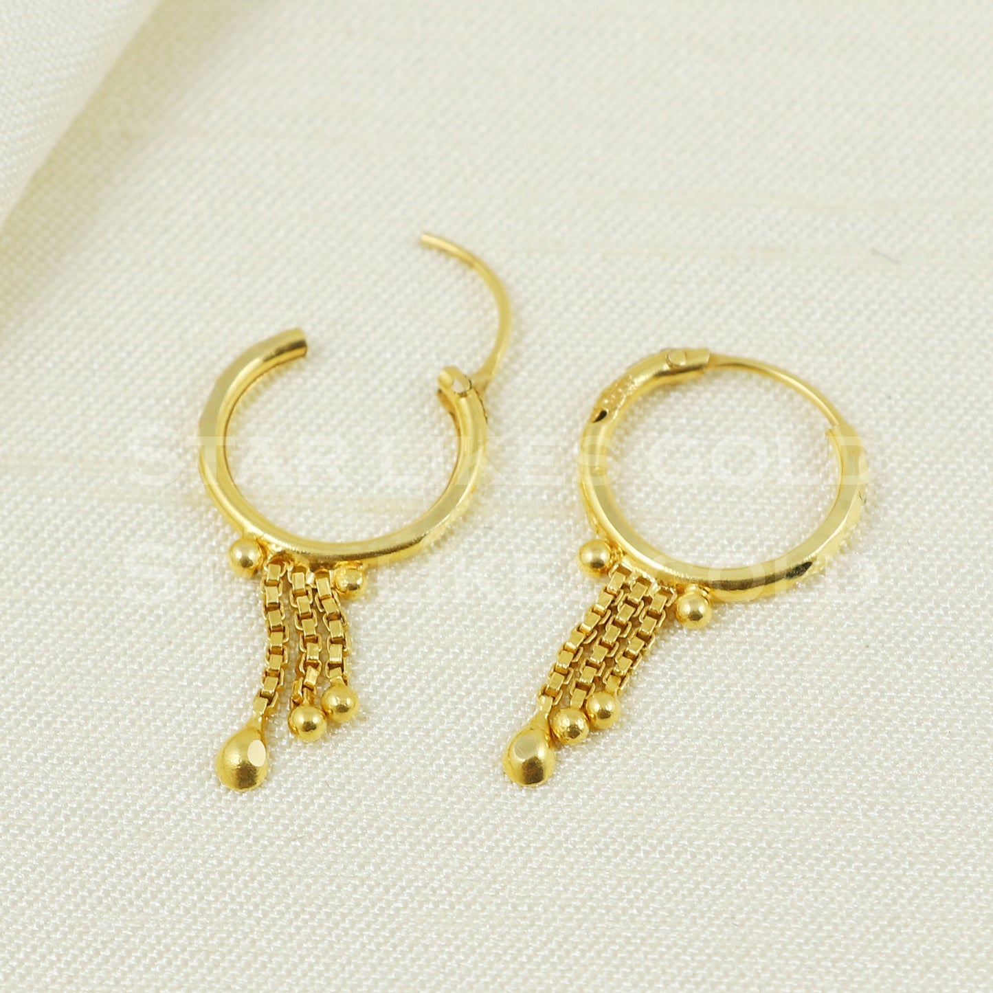 18 karat 18k gold bali hoop earrings B1113