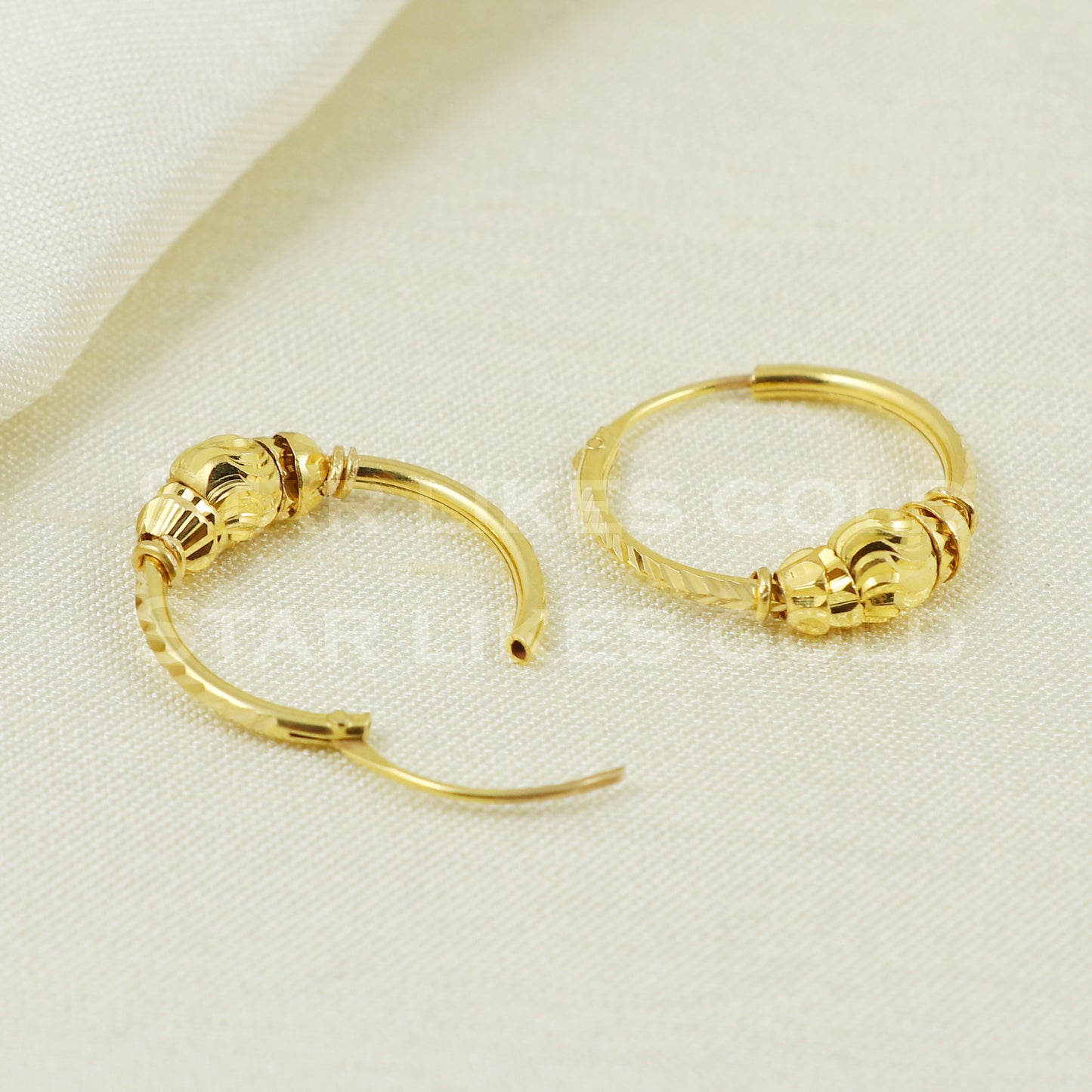 18 karat 18k gold bali hoop earrings B1119