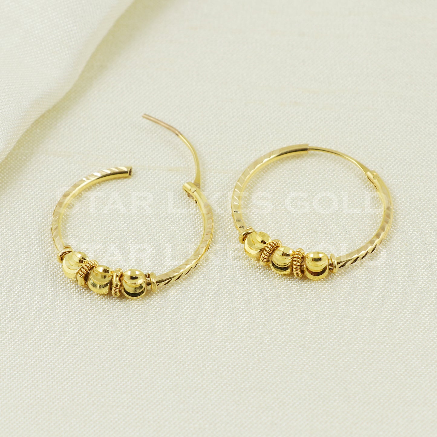 18 karat 18k gold bali hoop earrings B1120