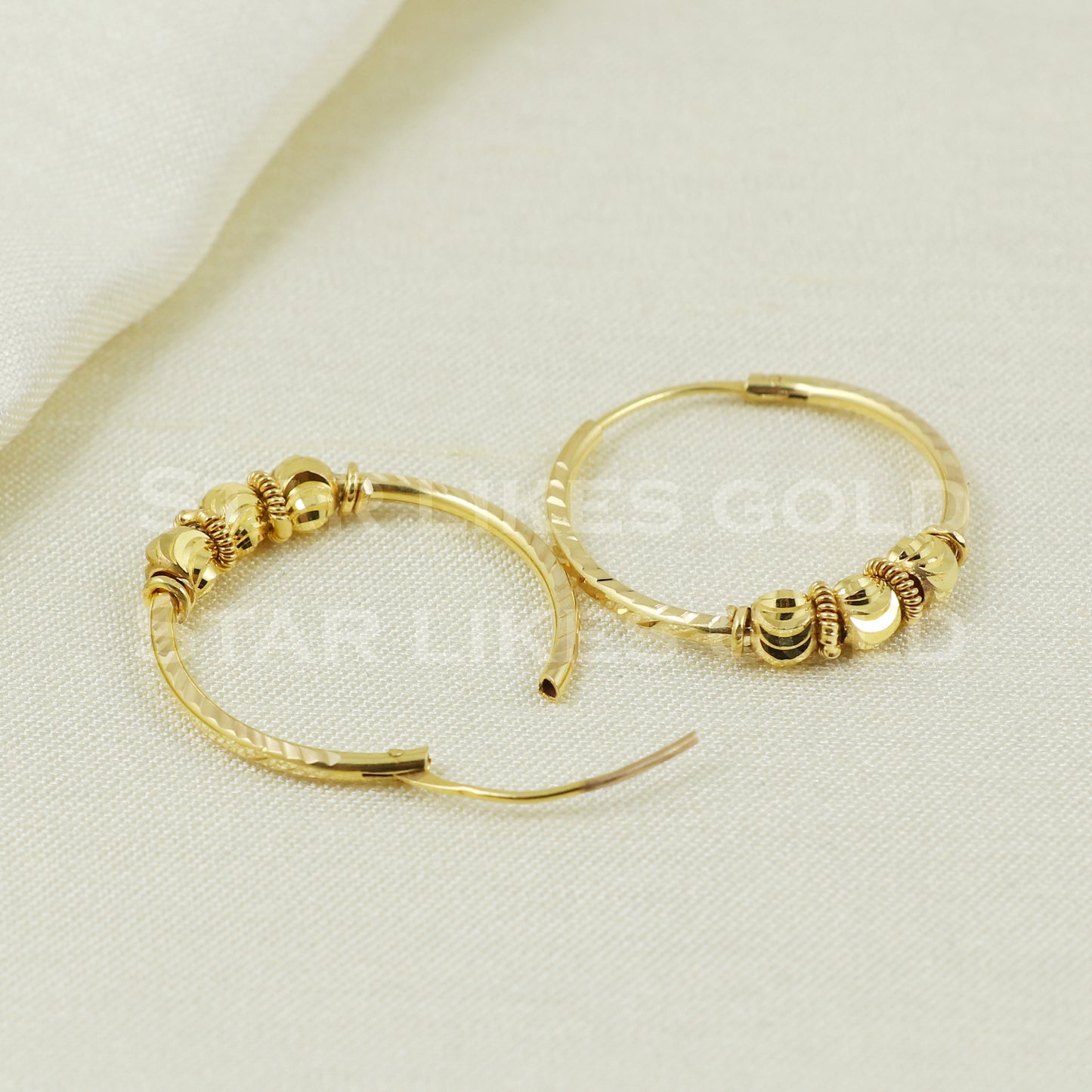 18 karat 18k gold bali hoop earrings B1120