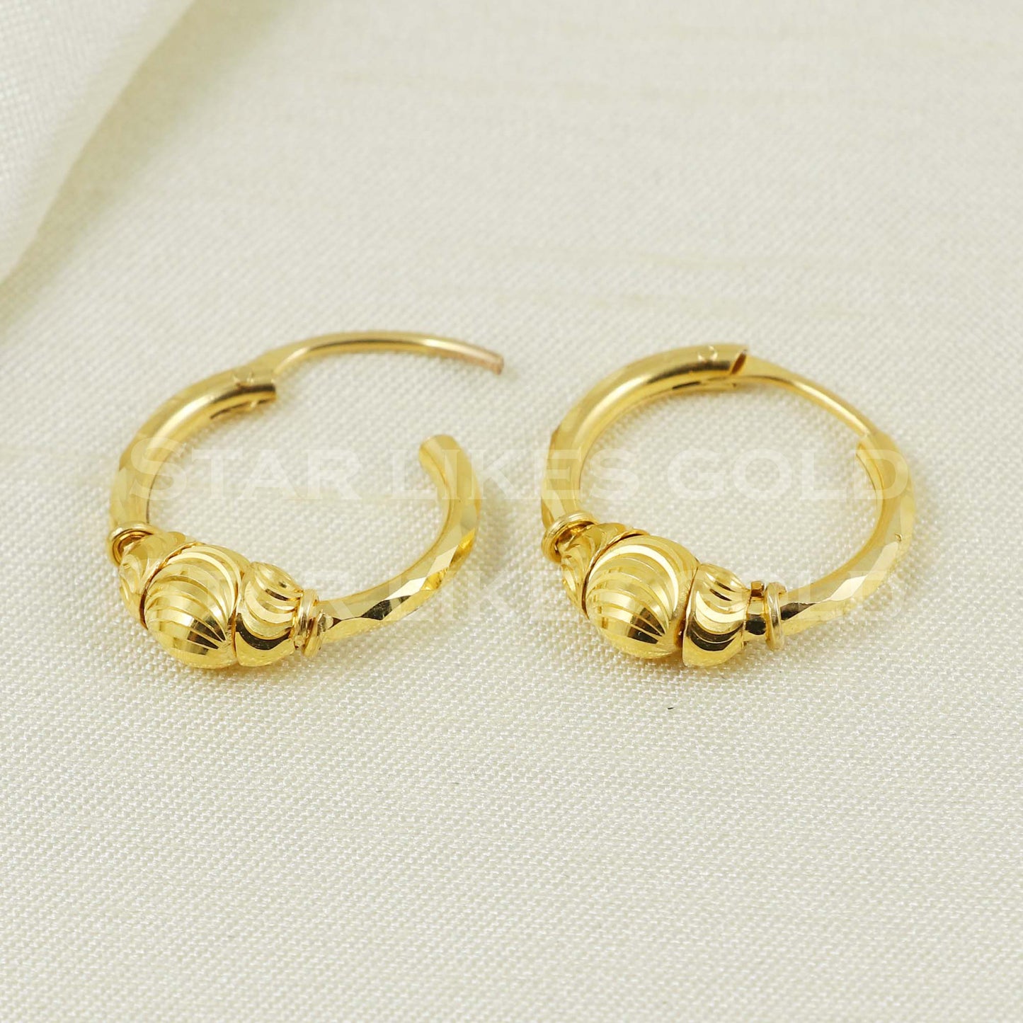 18 karat 18k gold bali hoop earrings B1121