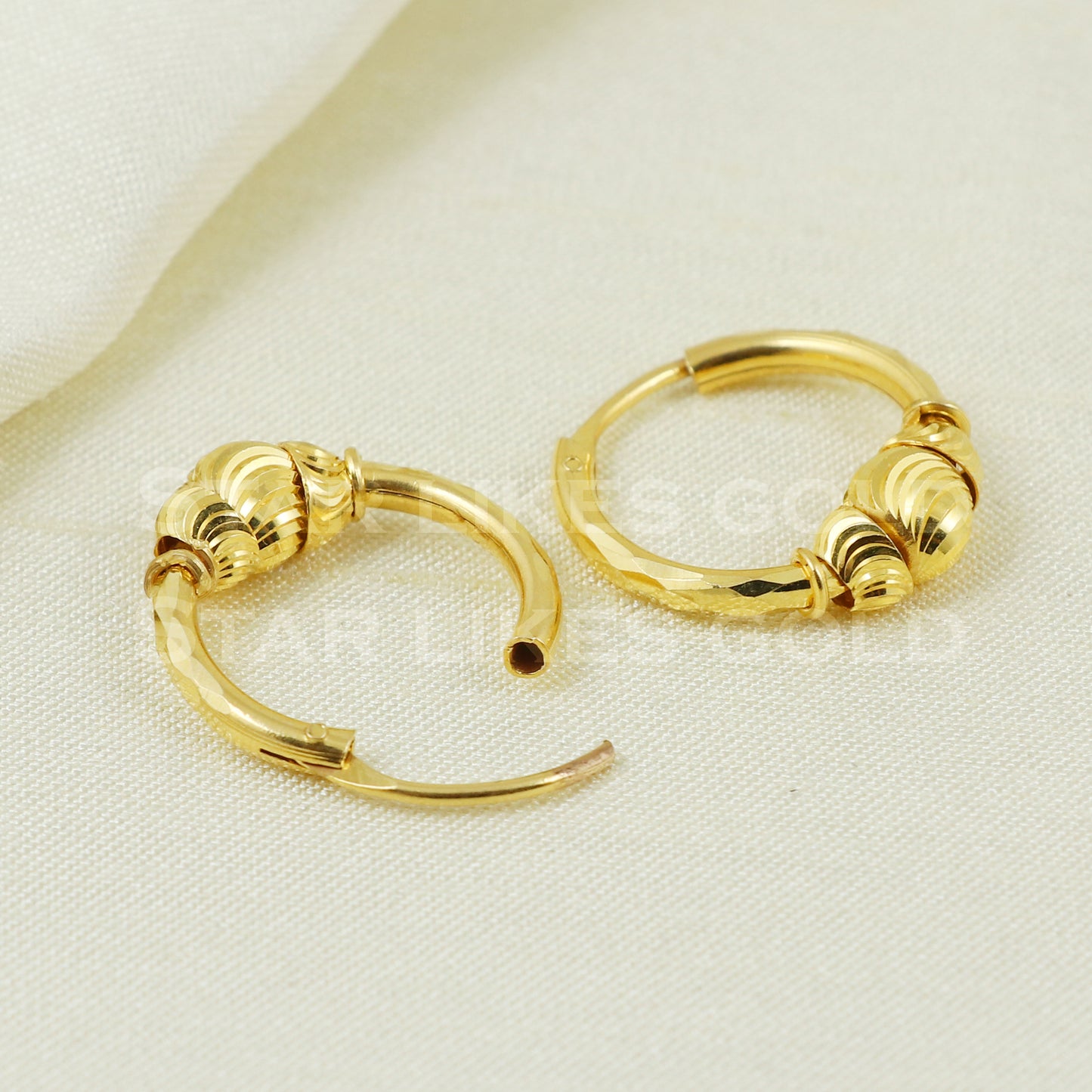 18 karat 18k gold bali hoop earrings B1121