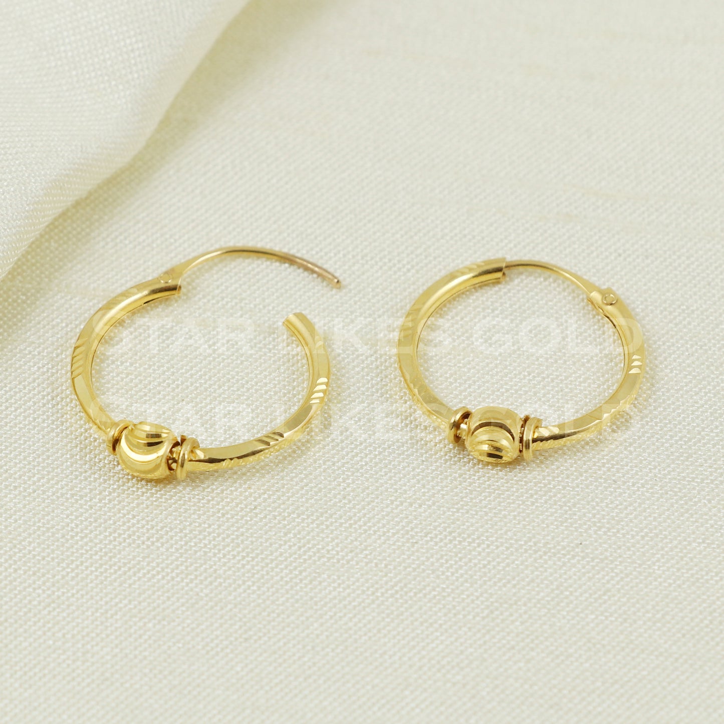 18 karat 18k gold bali hoop earrings B1122