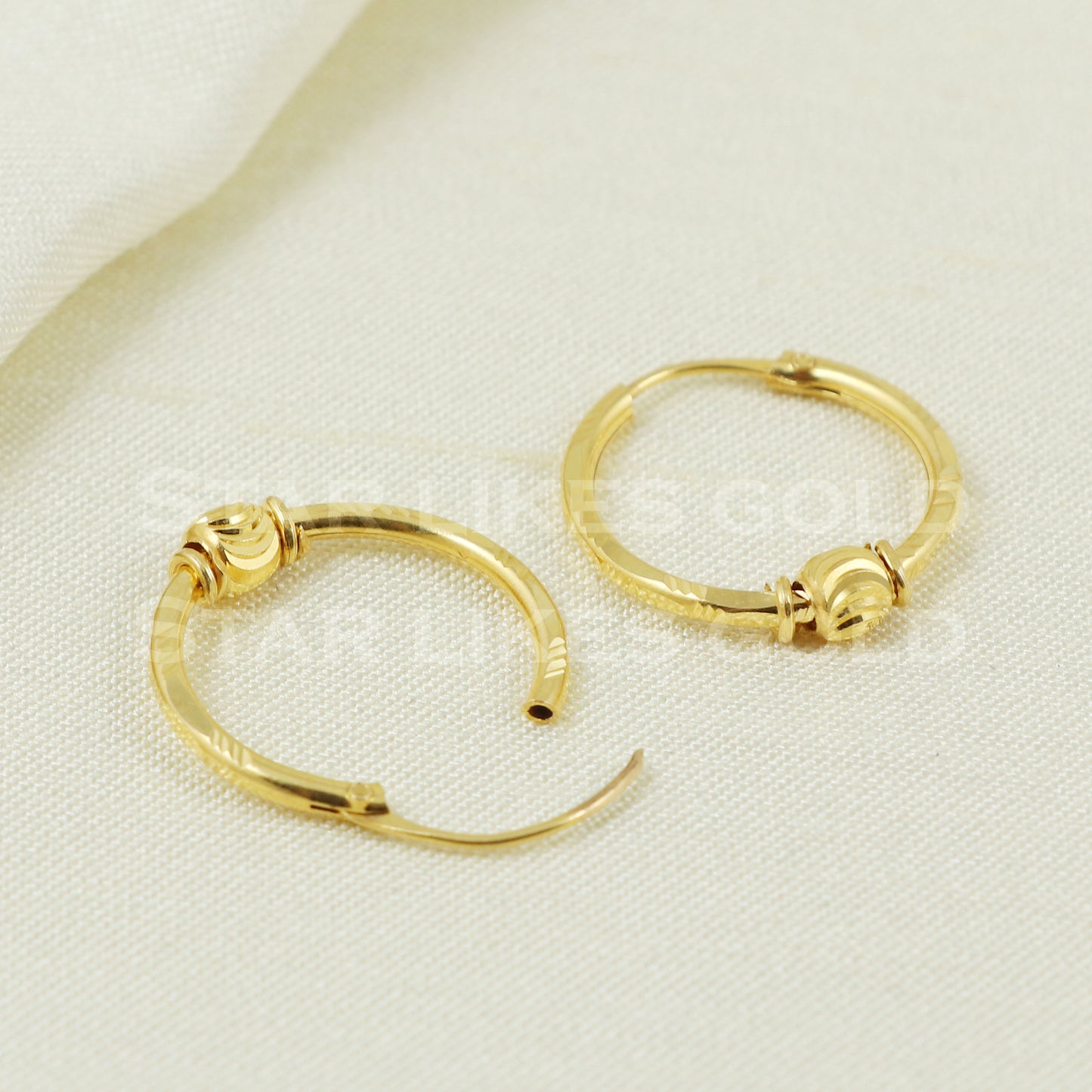 18 karat 18k gold bali hoop earrings B1122
