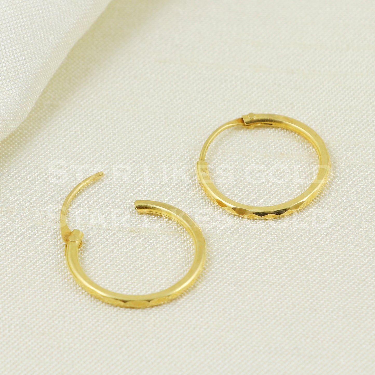 18 karat 18k gold bali hoop earrings B1123