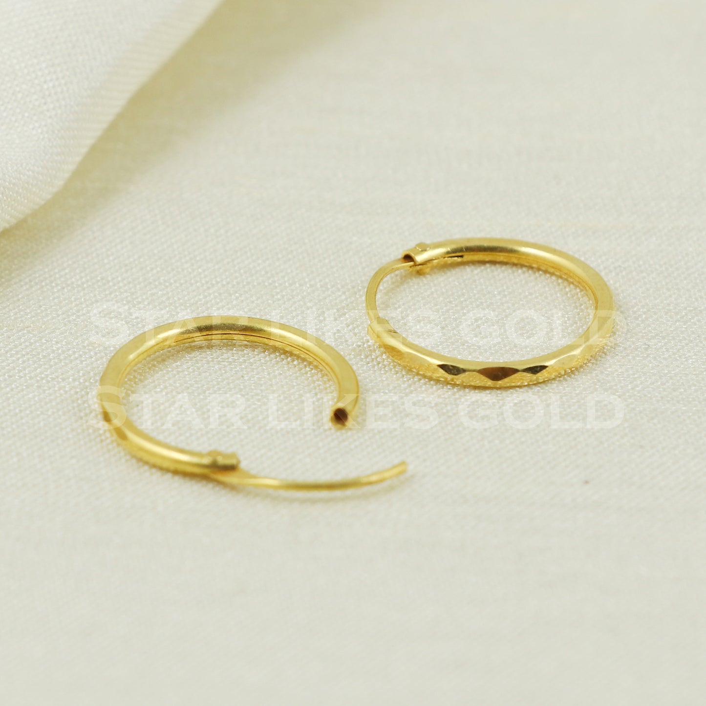 18 karat 18k gold bali hoop earrings B1123