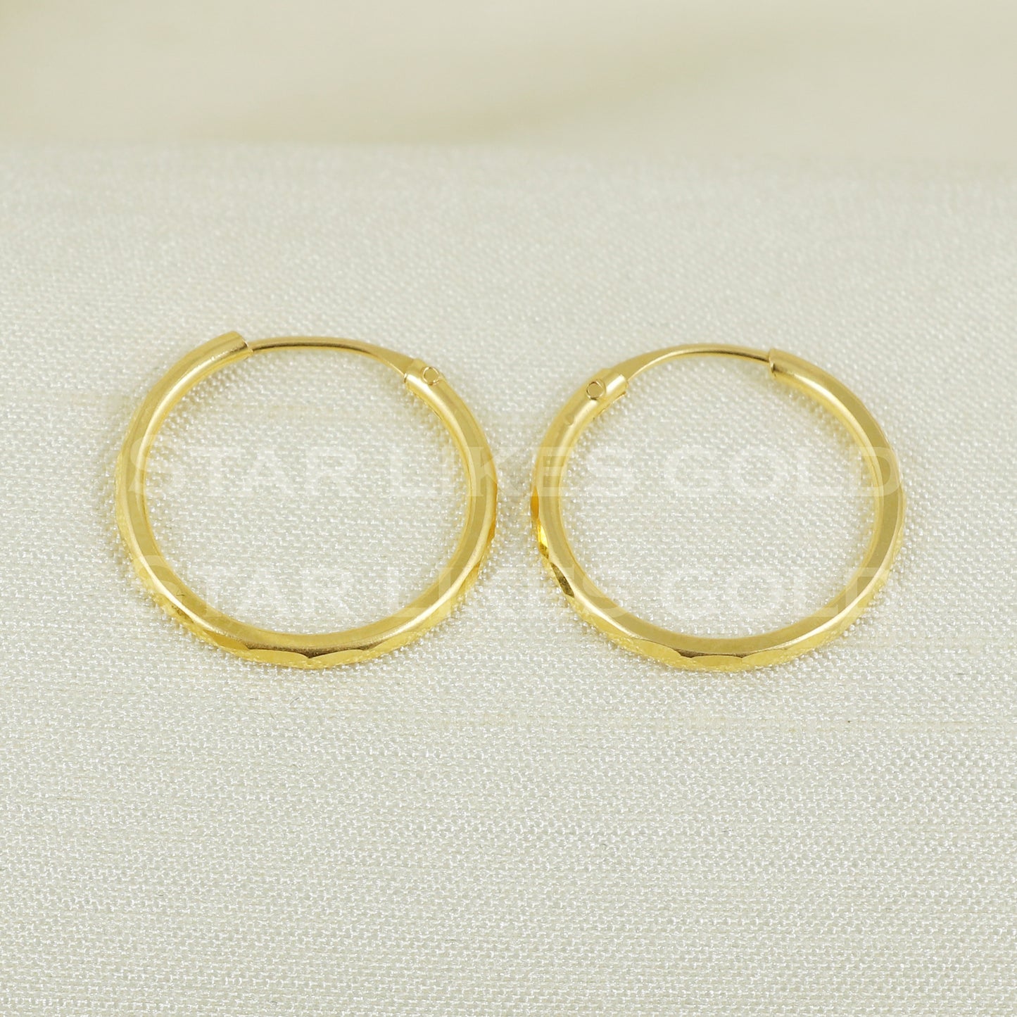 18 karat 18k gold bali hoop earrings B1125