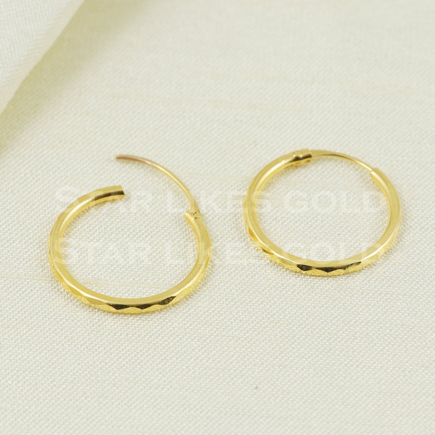 18 karat 18k gold bali hoop earrings B1125
