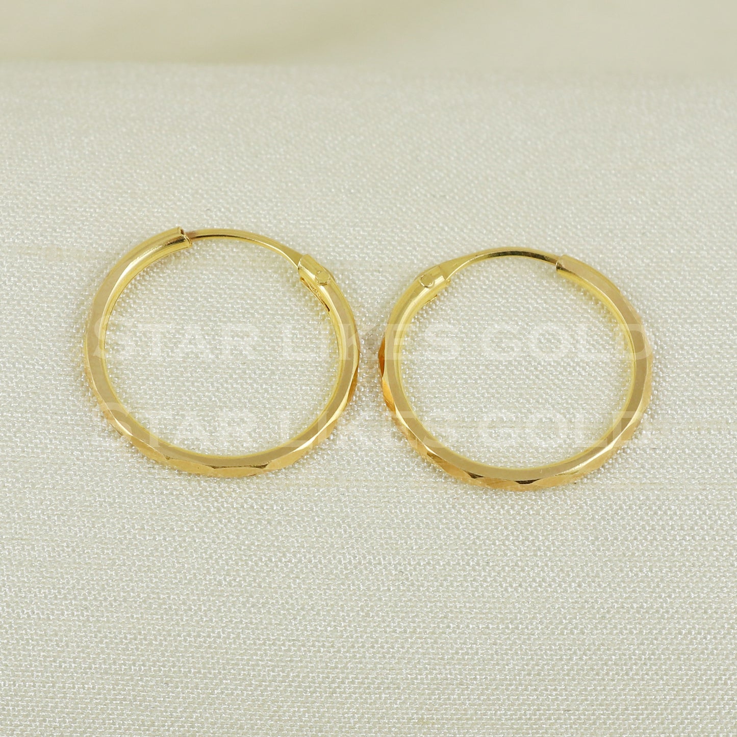 18 karat 18k gold bali hoop earrings B1126