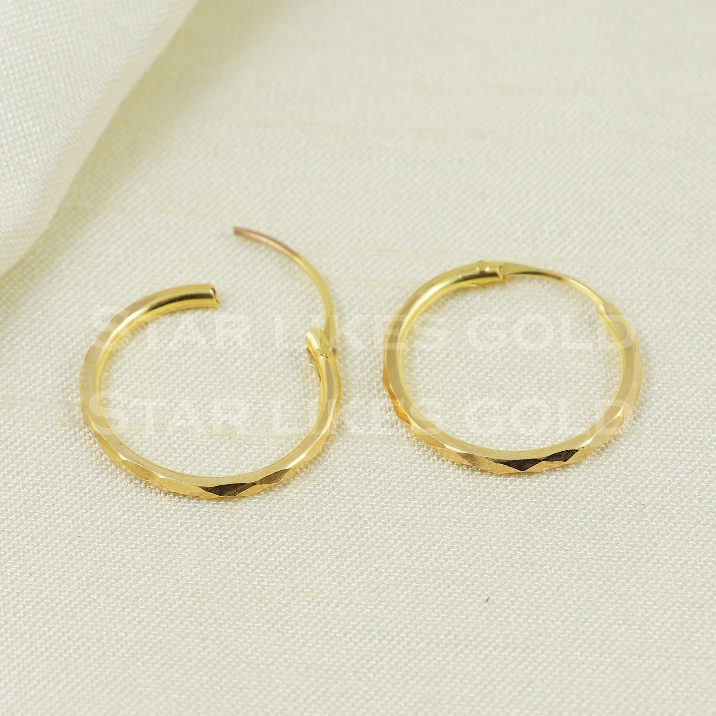 18 karat 18k gold bali hoop earrings B1126