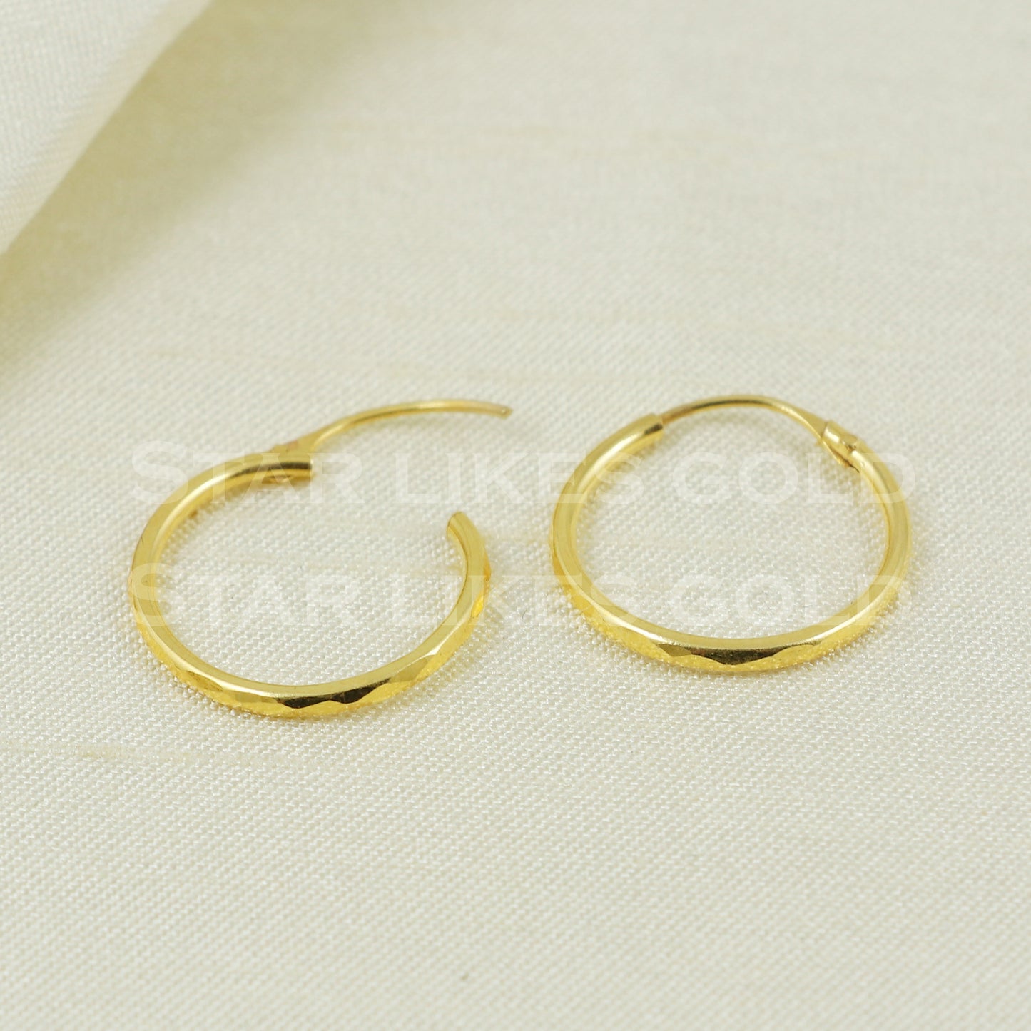 18 karat 18k gold bali hoop earrings B1127