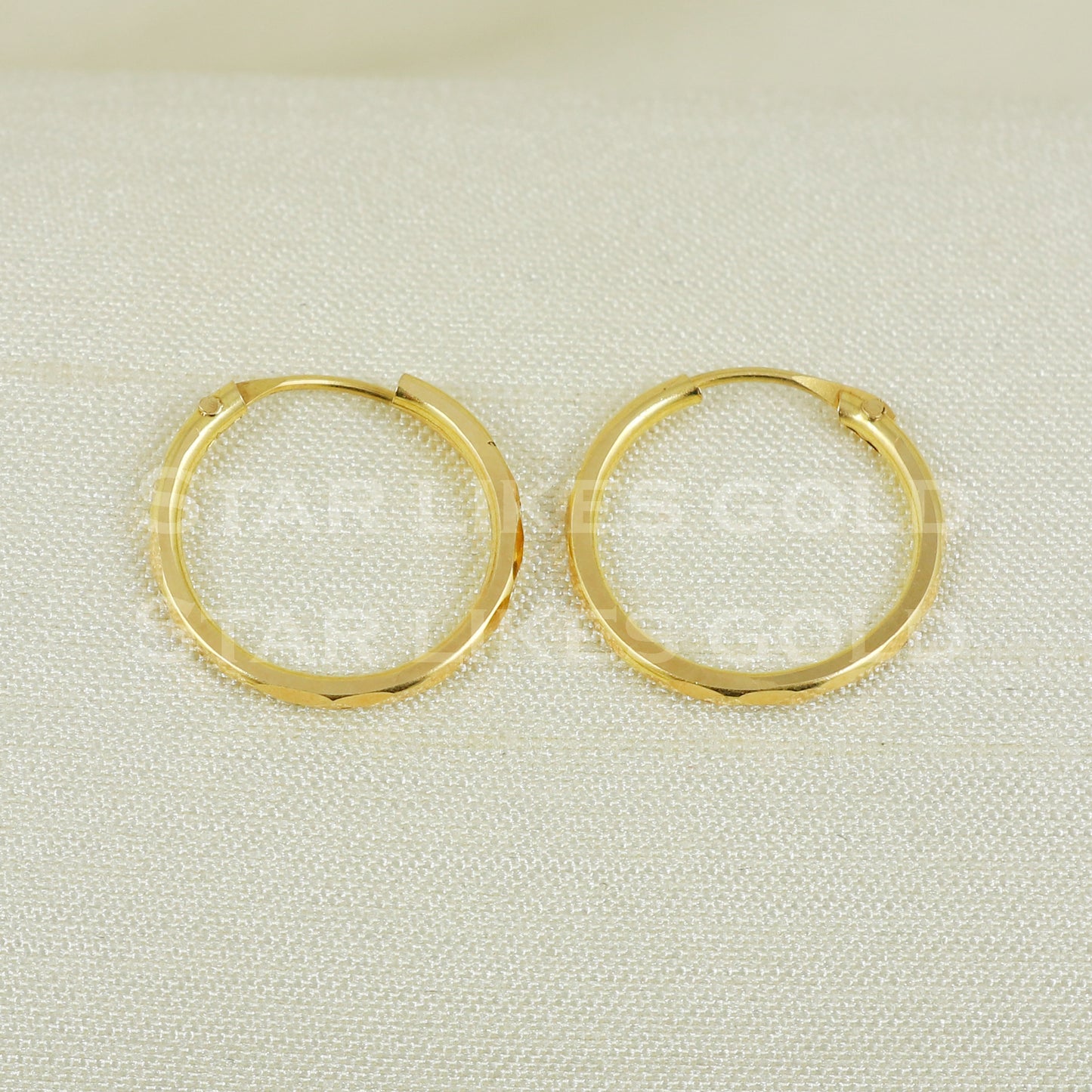18 karat 18k gold bali hoop earrings B1128