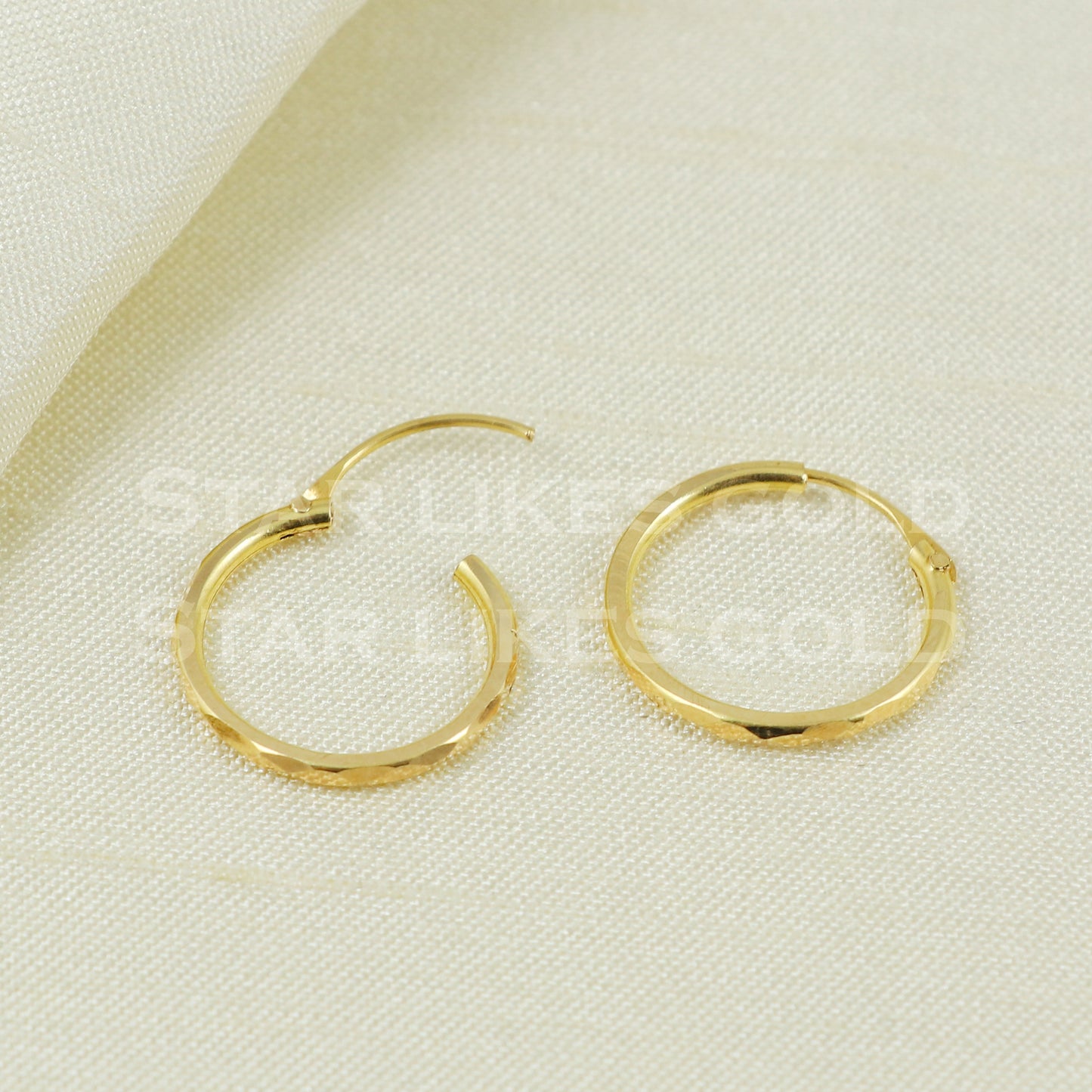 18 karat 18k gold bali hoop earrings B1128