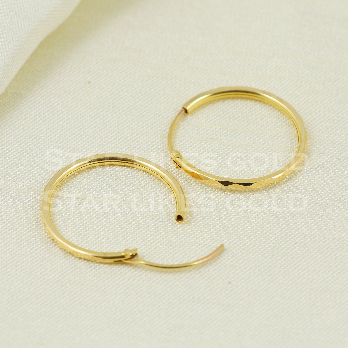 18 karat 18k gold bali hoop earrings B1129