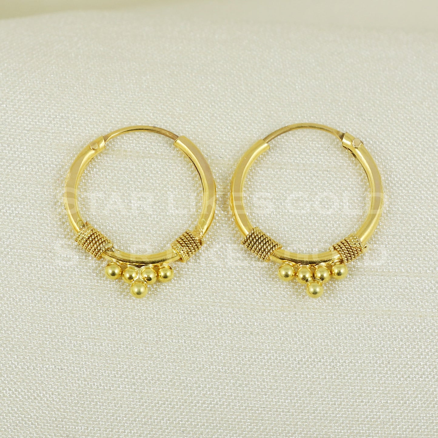 18 karat 18k gold bali hoop earrings B1131
