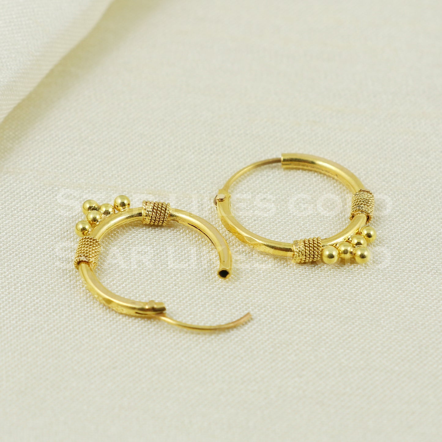 18 karat 18k gold bali hoop earrings B1131