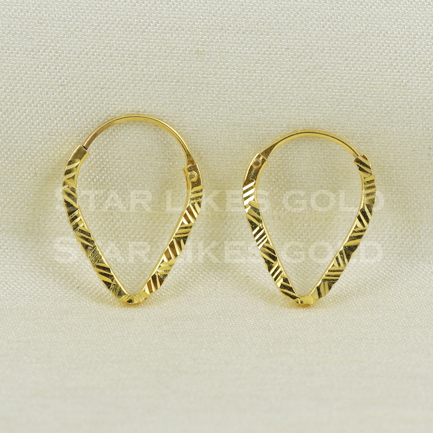 18 karat 18k gold bali hoop earrings B1133