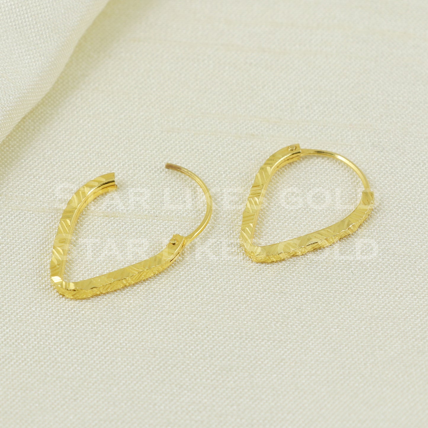 18 karat 18k gold bali hoop earrings B1133
