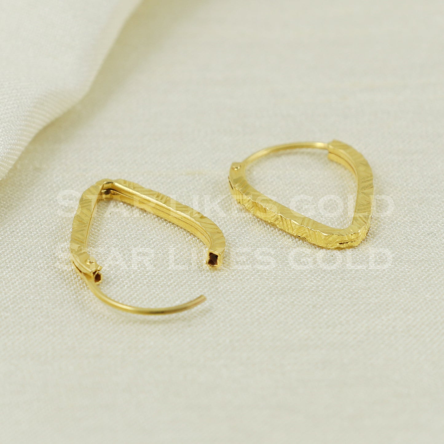 18 karat 18k gold bali hoop earrings B1133