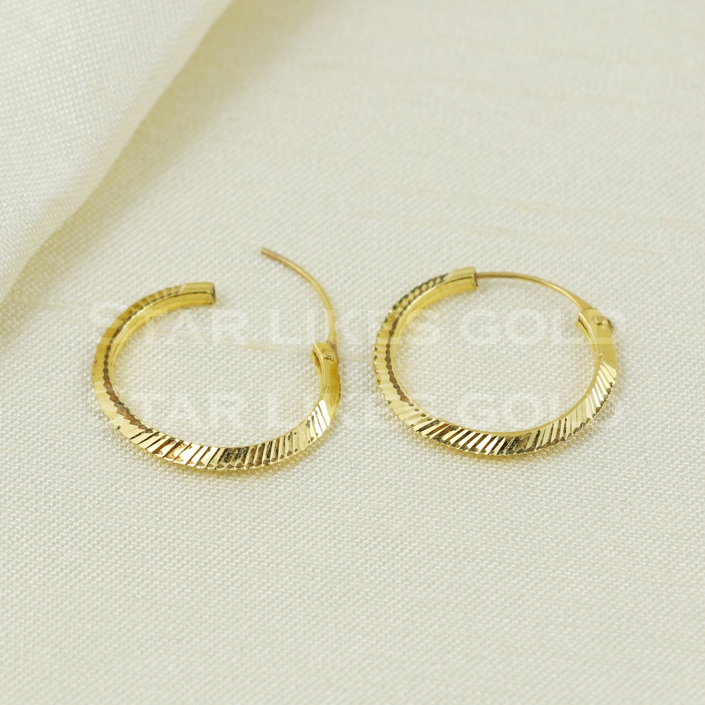 18 karat 18k gold bali hoop earrings B1135