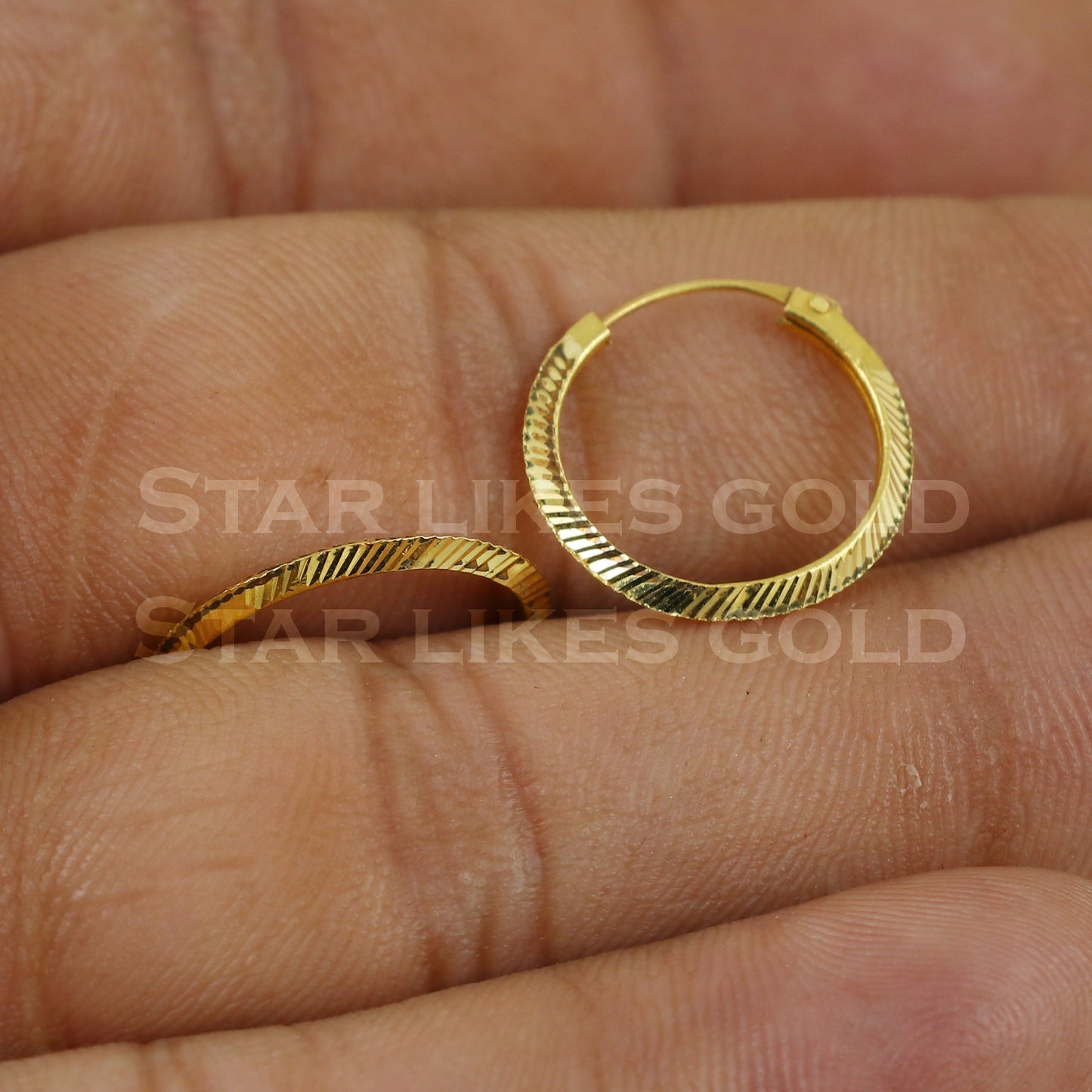 18 karat 18k gold bali hoop earrings B1135