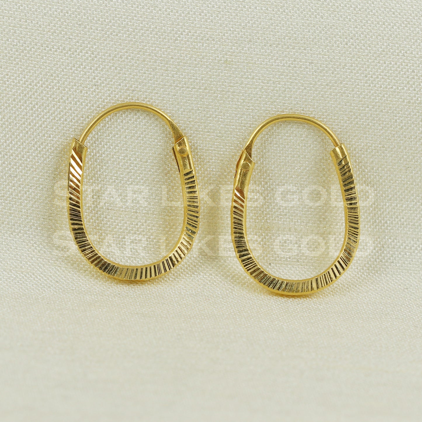 18 karat 18k gold bali hoop earrings B1137