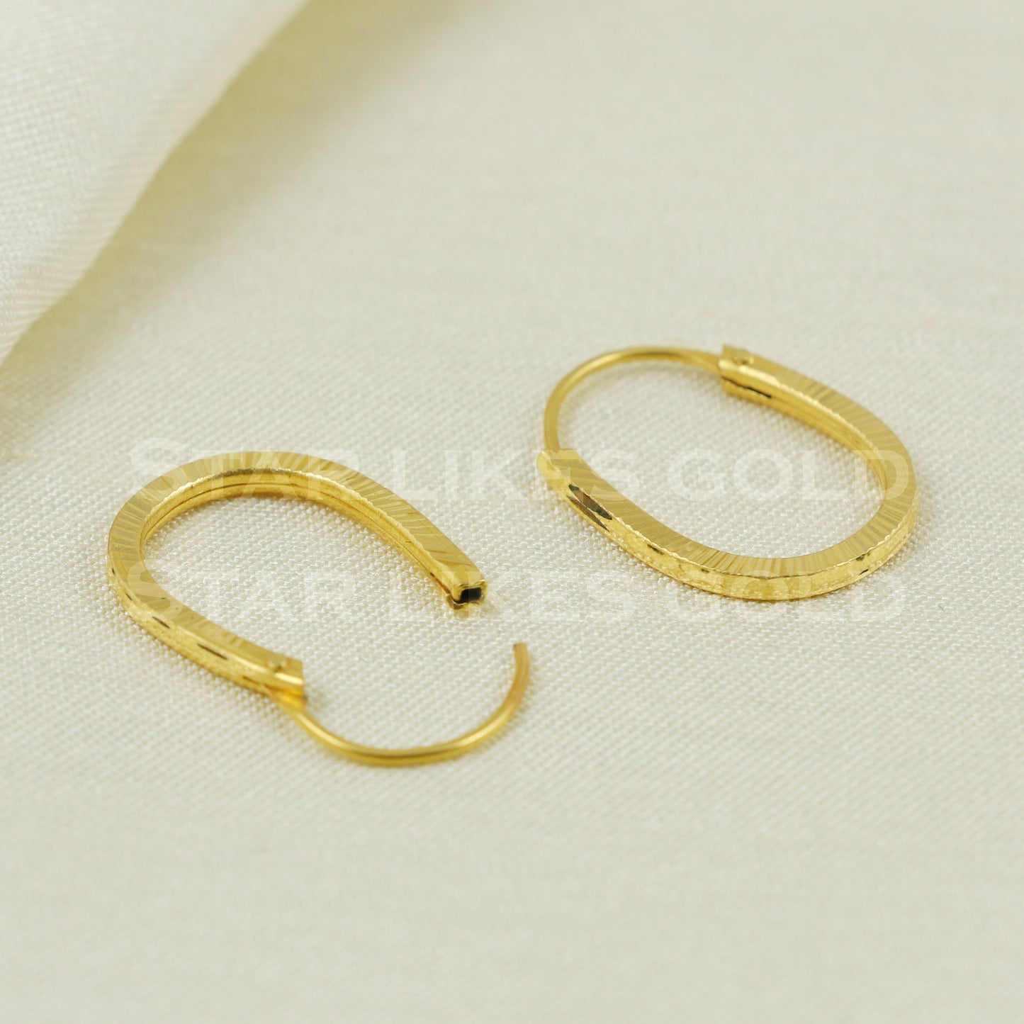 18 karat 18k gold bali hoop earrings B1137