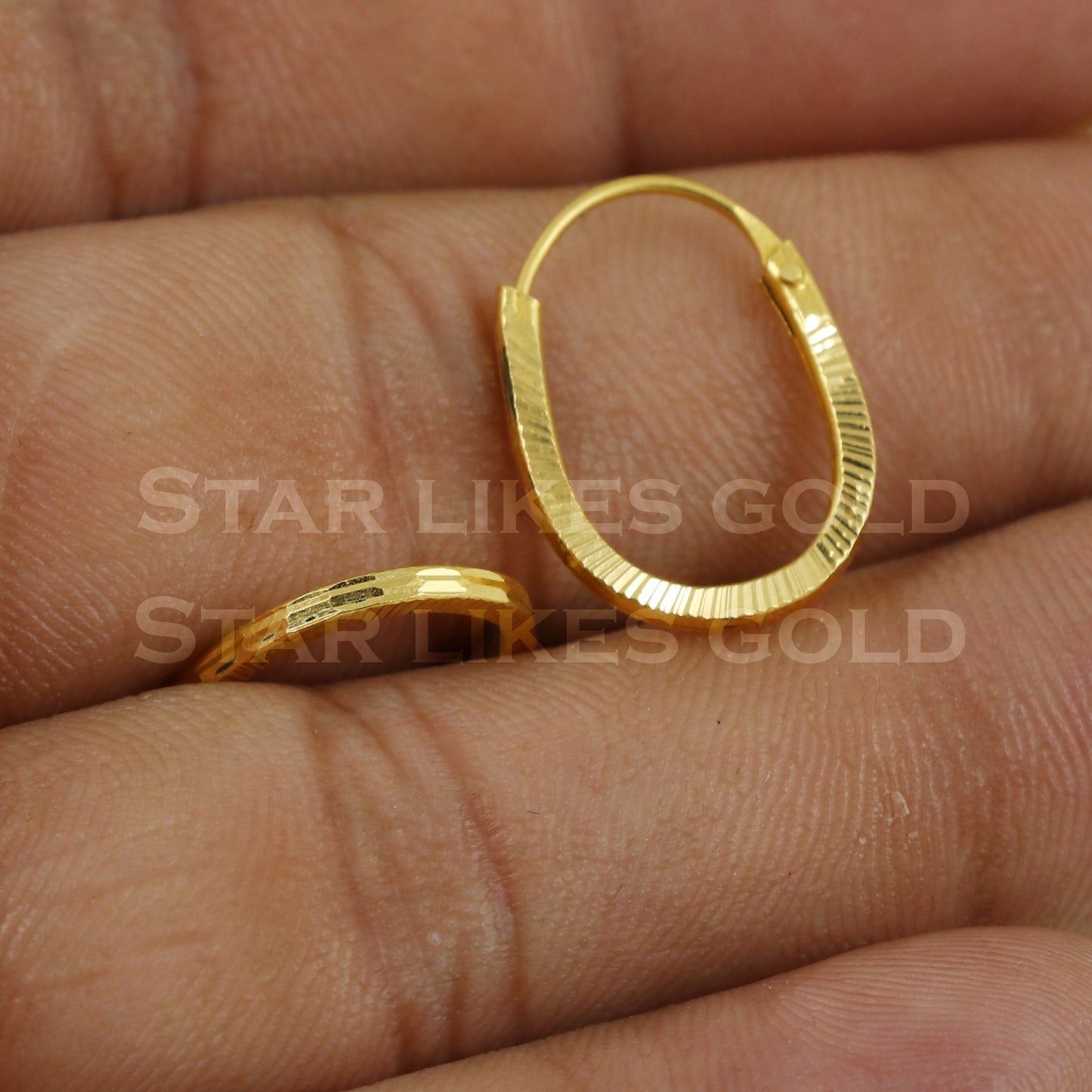 18 karat 18k gold bali hoop earrings B1137