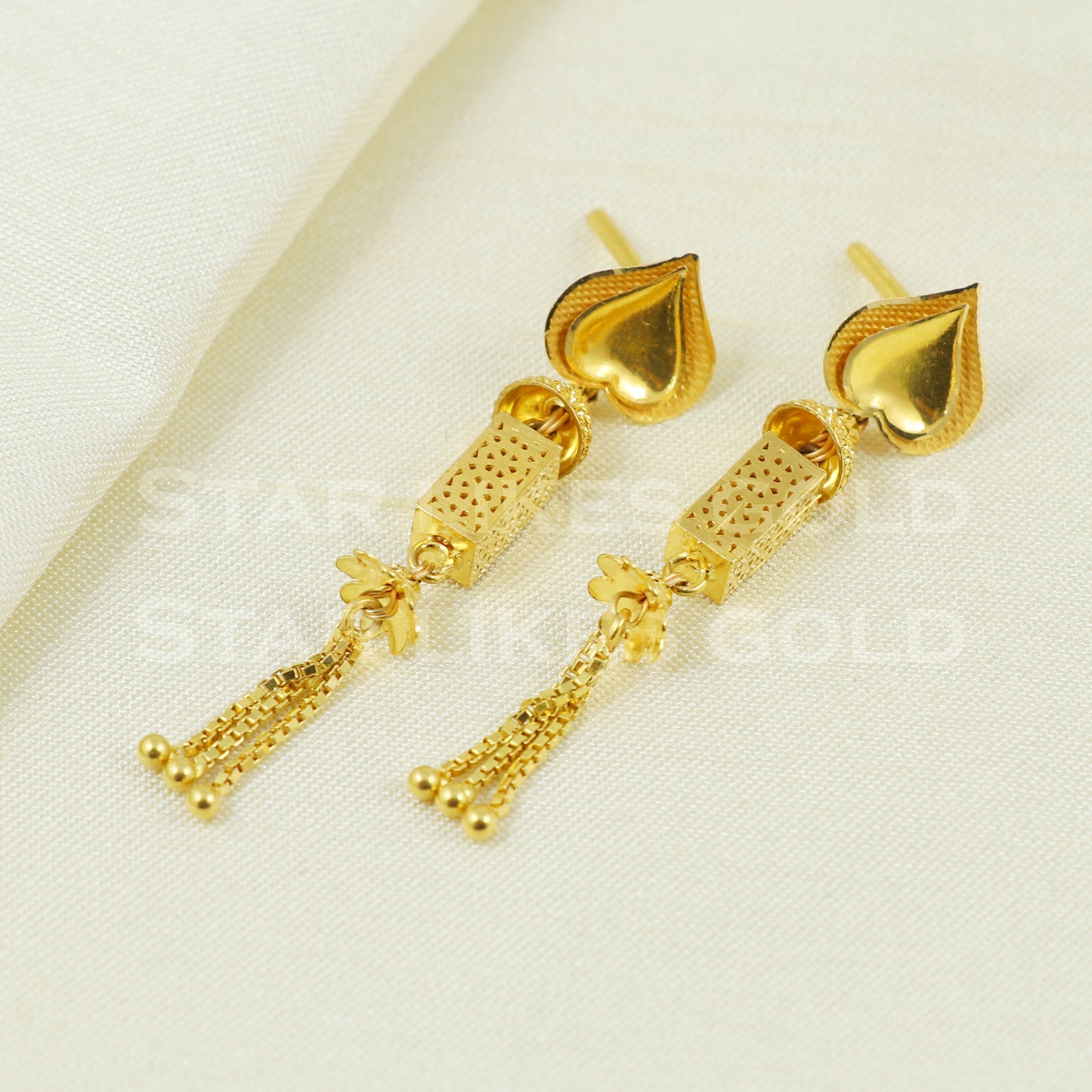 18 karat 18k gold dangle earrings jewelry B1159
