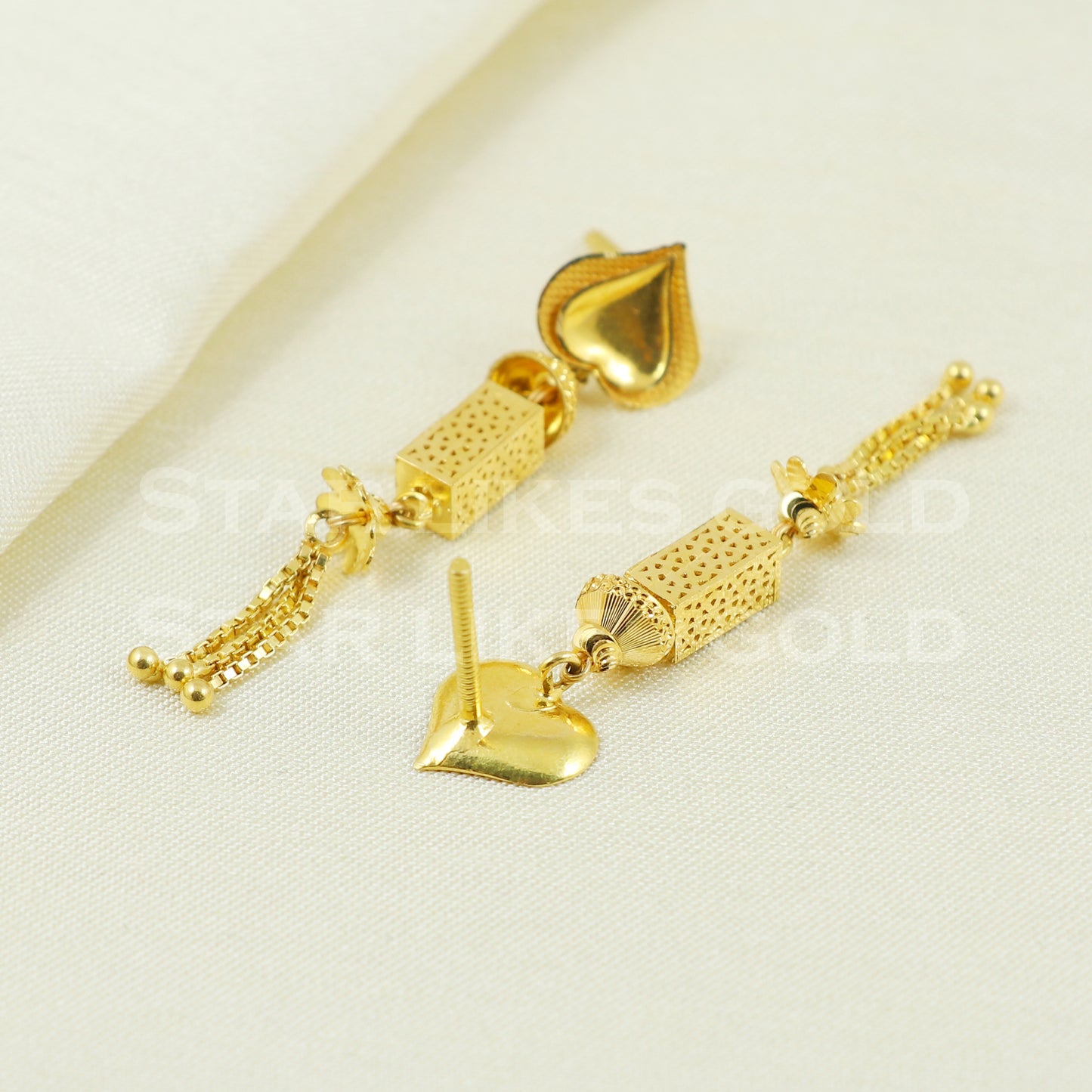 18 karat 18k gold dangle earrings jewelry B1159