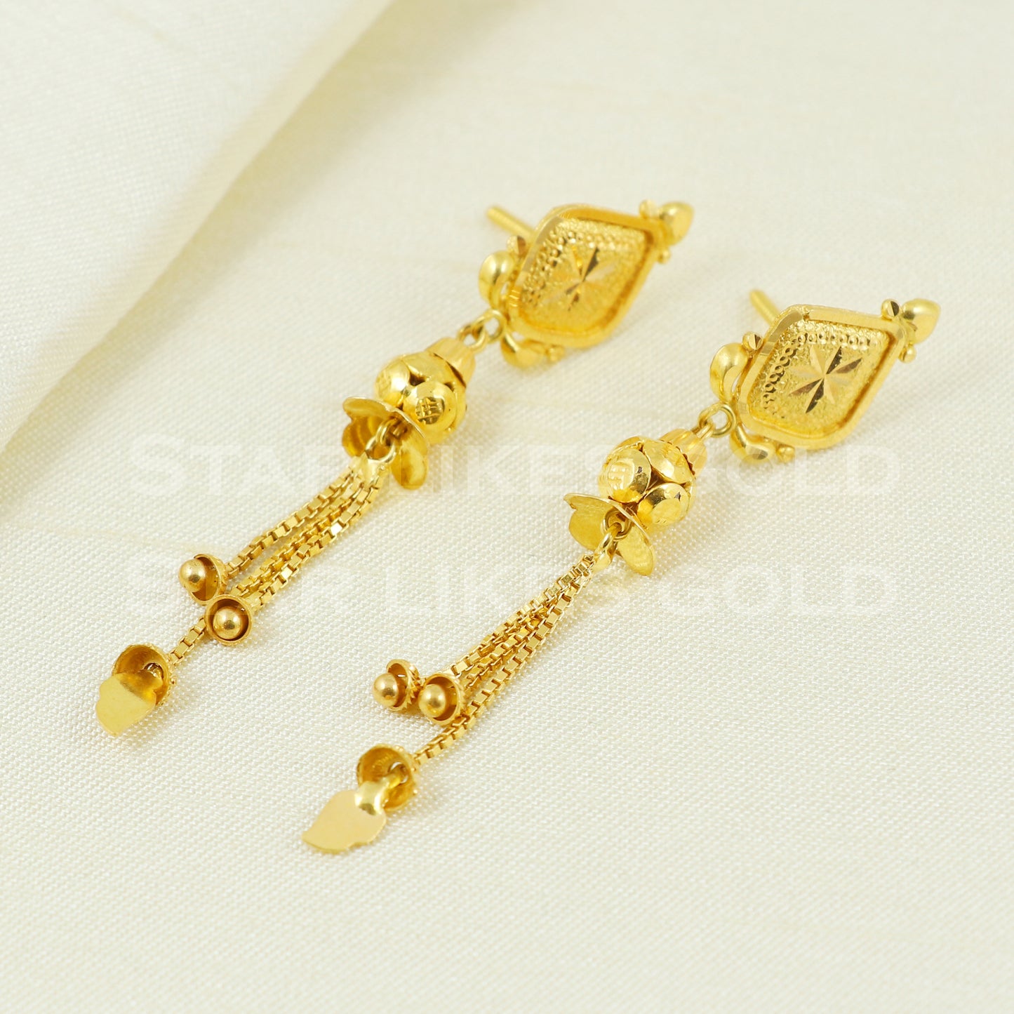 18 karat 18k gold dangle earrings jewelry B1163