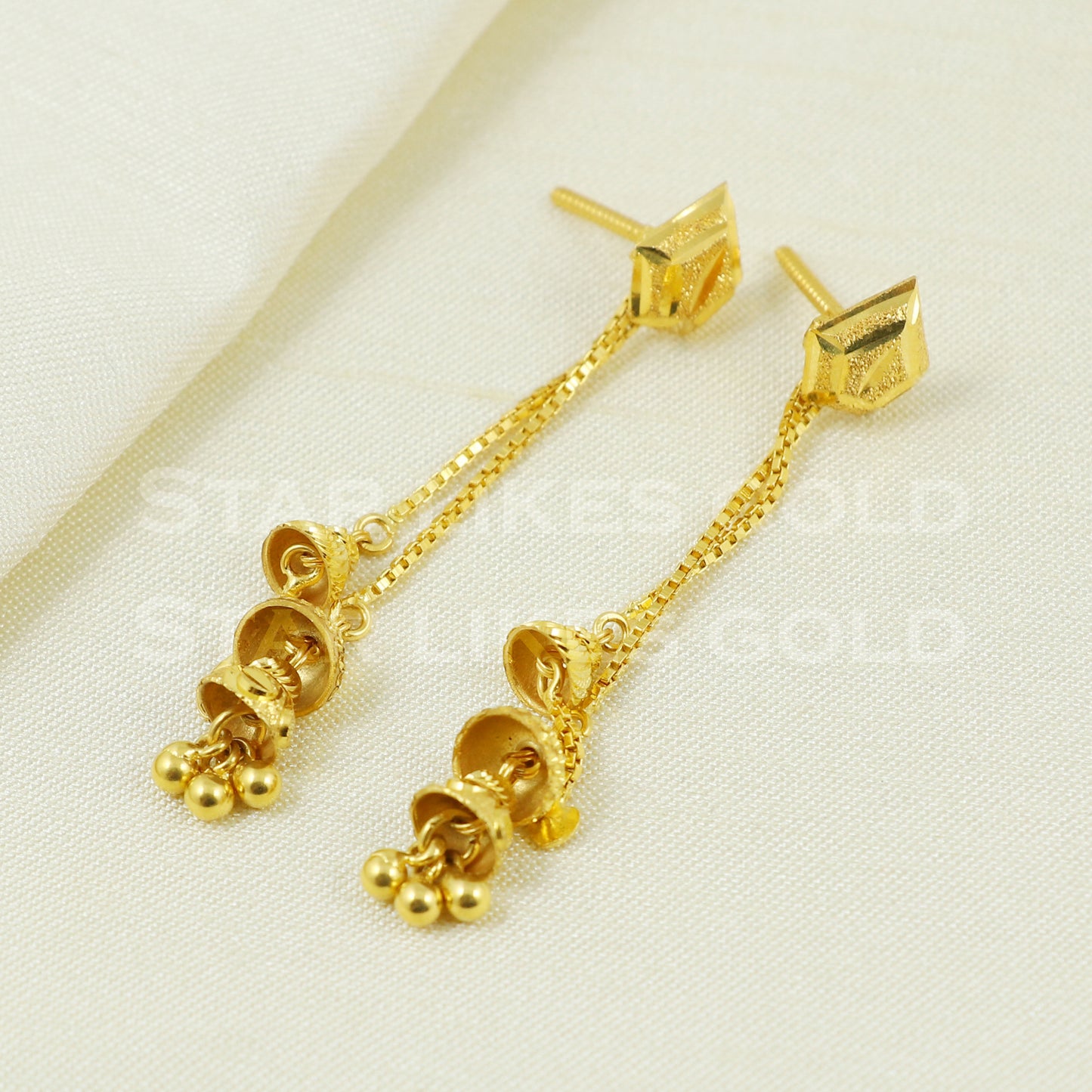 18 karat 18k gold dangle earrings jewelry B1165