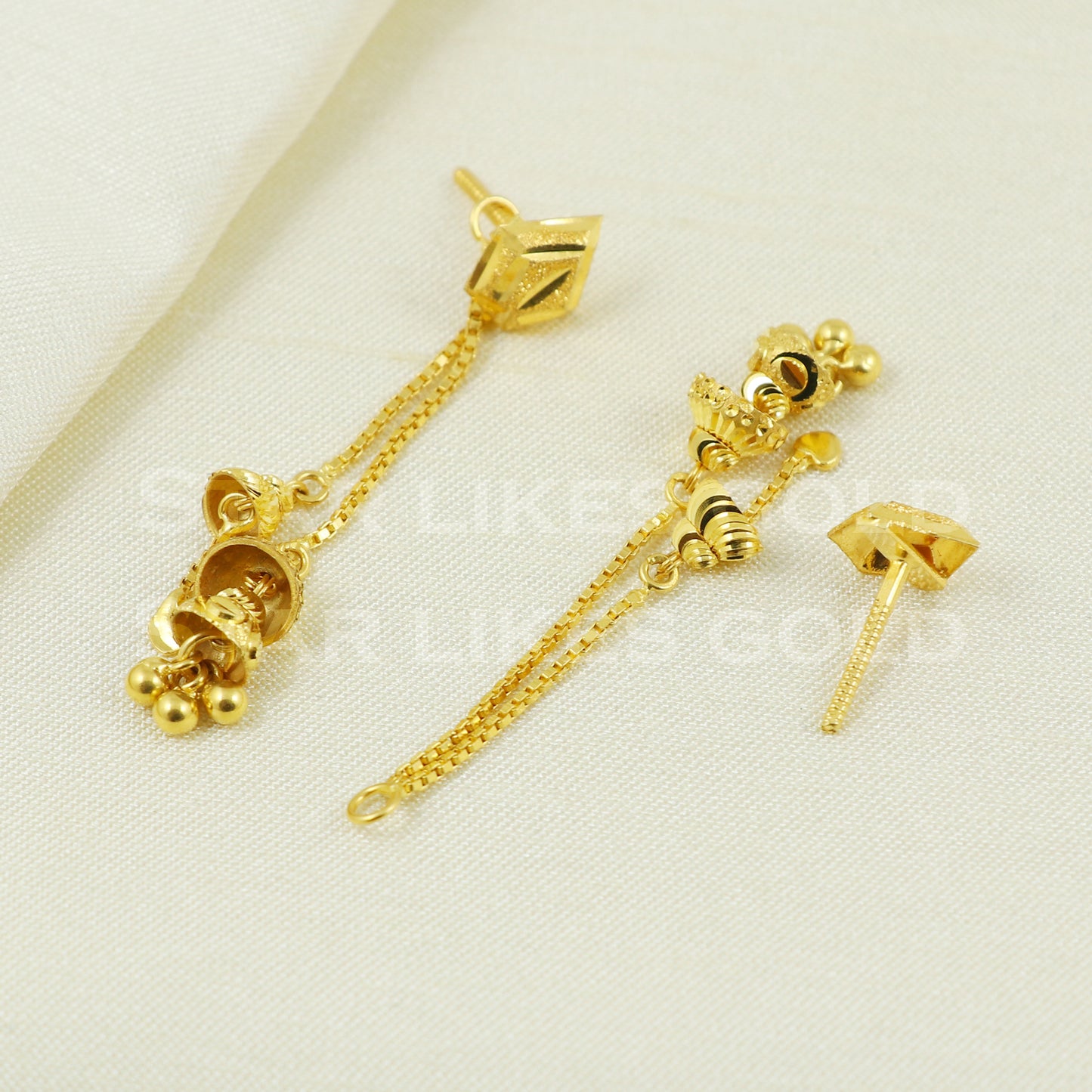 18 karat 18k gold dangle earrings jewelry B1165